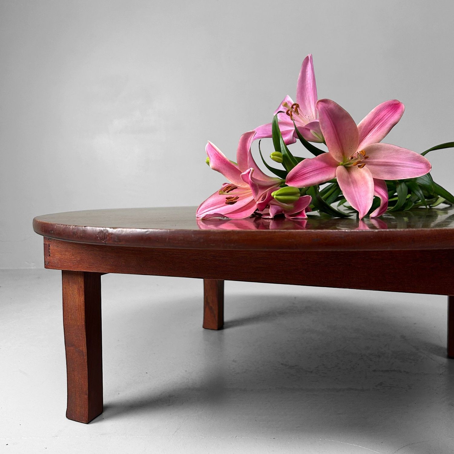 Traditionele Ronde Lage Tafel, Shōwa-periode, Japan.