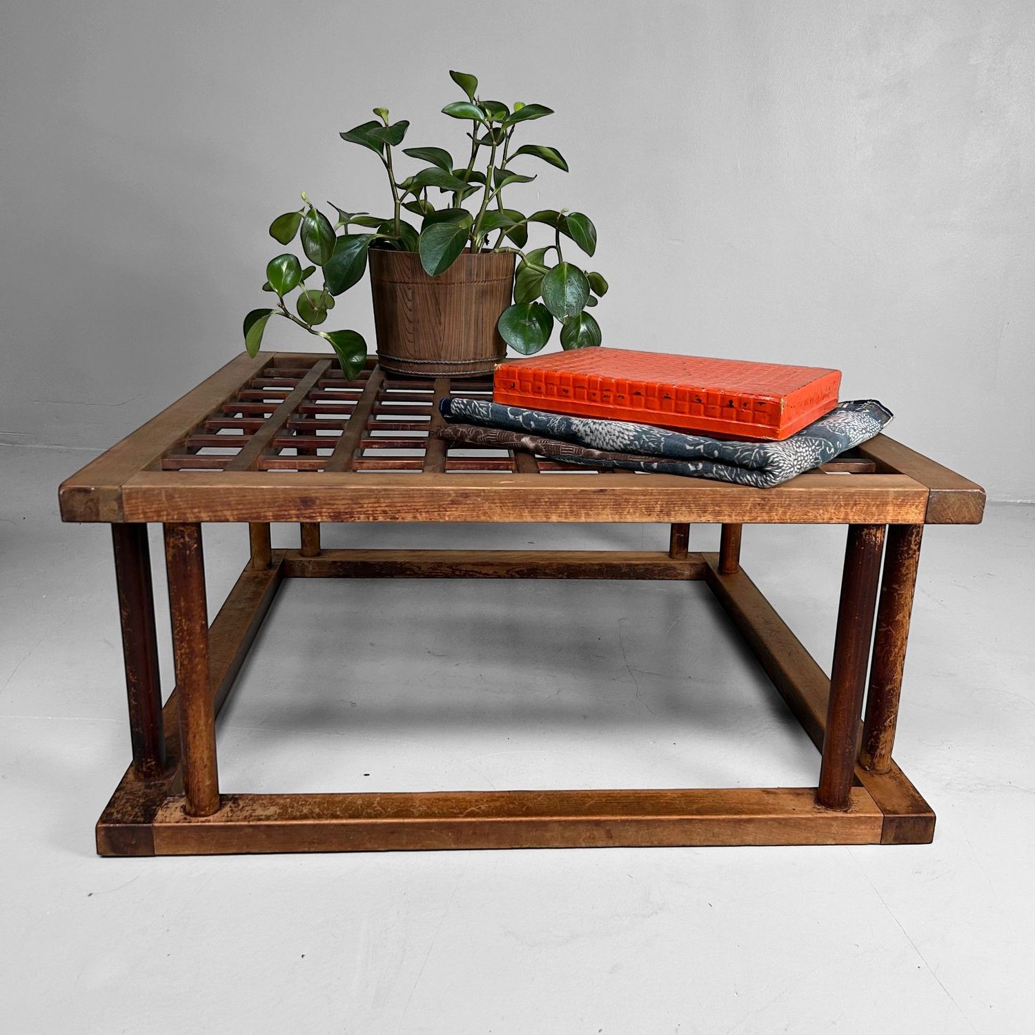 Traditionele Houten Kotatsu Tafel, vroege Shōwa Periode, Japan.