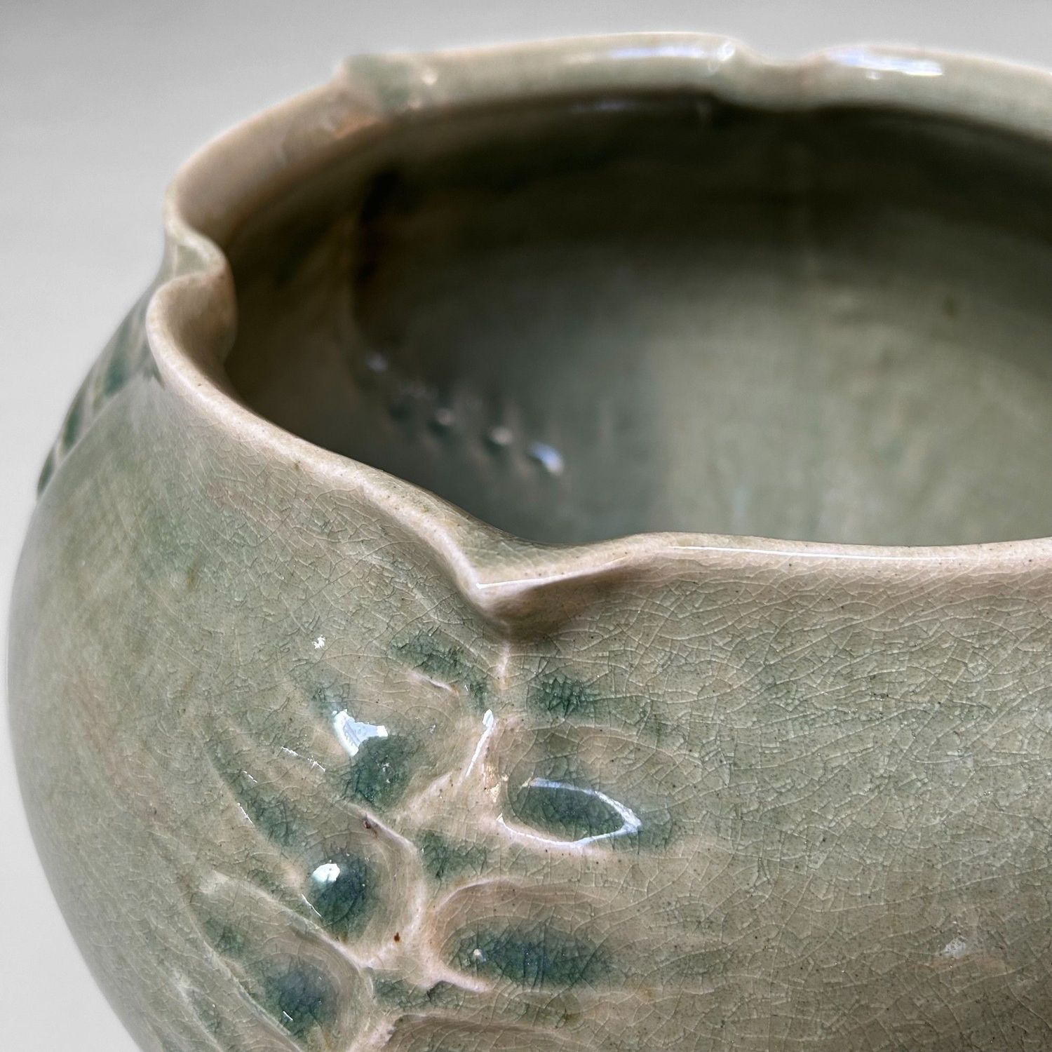 Organische Japanse Celadon Bloemenvaas door Noma Gazan, Jaren '70. Organische Japanse Celadon Bloemenvaas door Noma Gazan, Jaren '70.