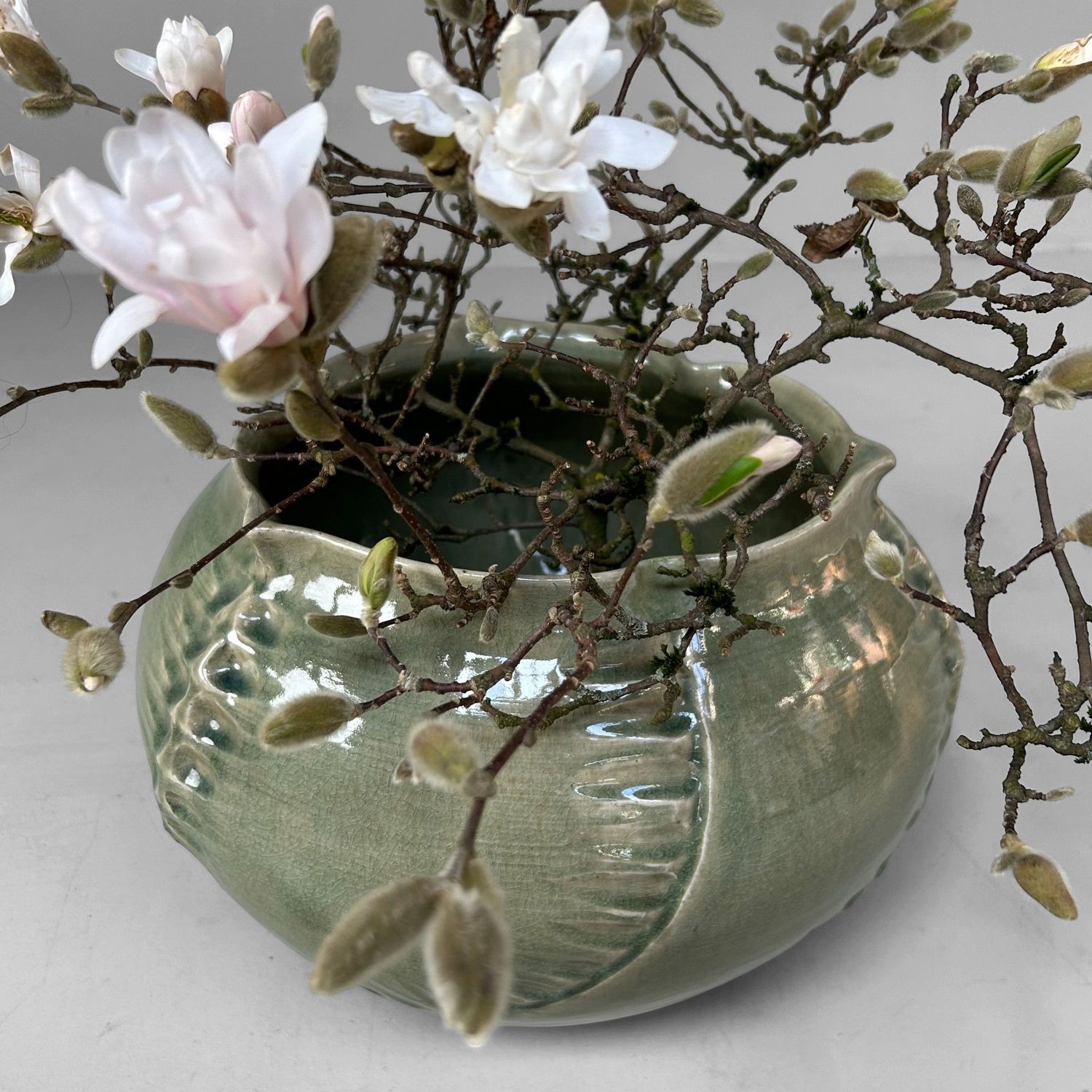 Organische Japanse Celadon Bloemenvaas door Noma Gazan, Jaren '70. Organische Japanse Celadon Bloemenvaas door Noma Gazan, Jaren '70.