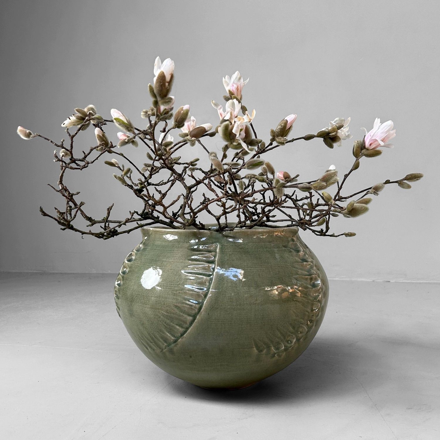 Organische Japanse Celadon Bloemenvaas door Noma Gazan, Jaren '70. Organische Japanse Celadon Bloemenvaas door Noma Gazan, Jaren '70.