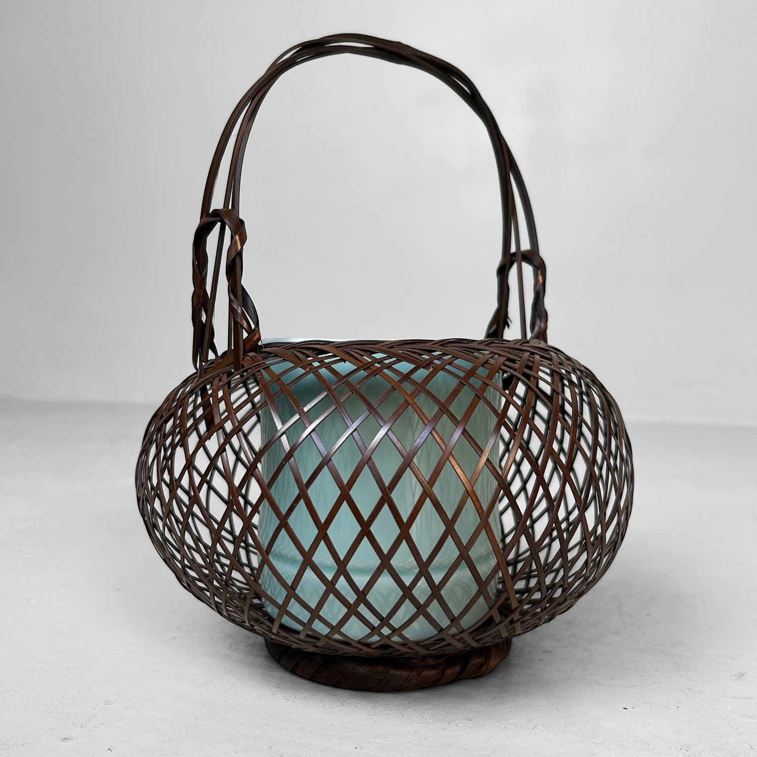 Vintage Hanakago (花籠) , Bamboe Ikebana Mand, jaren '60. Vintage Hanakago (花籠) , Bamboe Ikebana Mand, jaren '60.