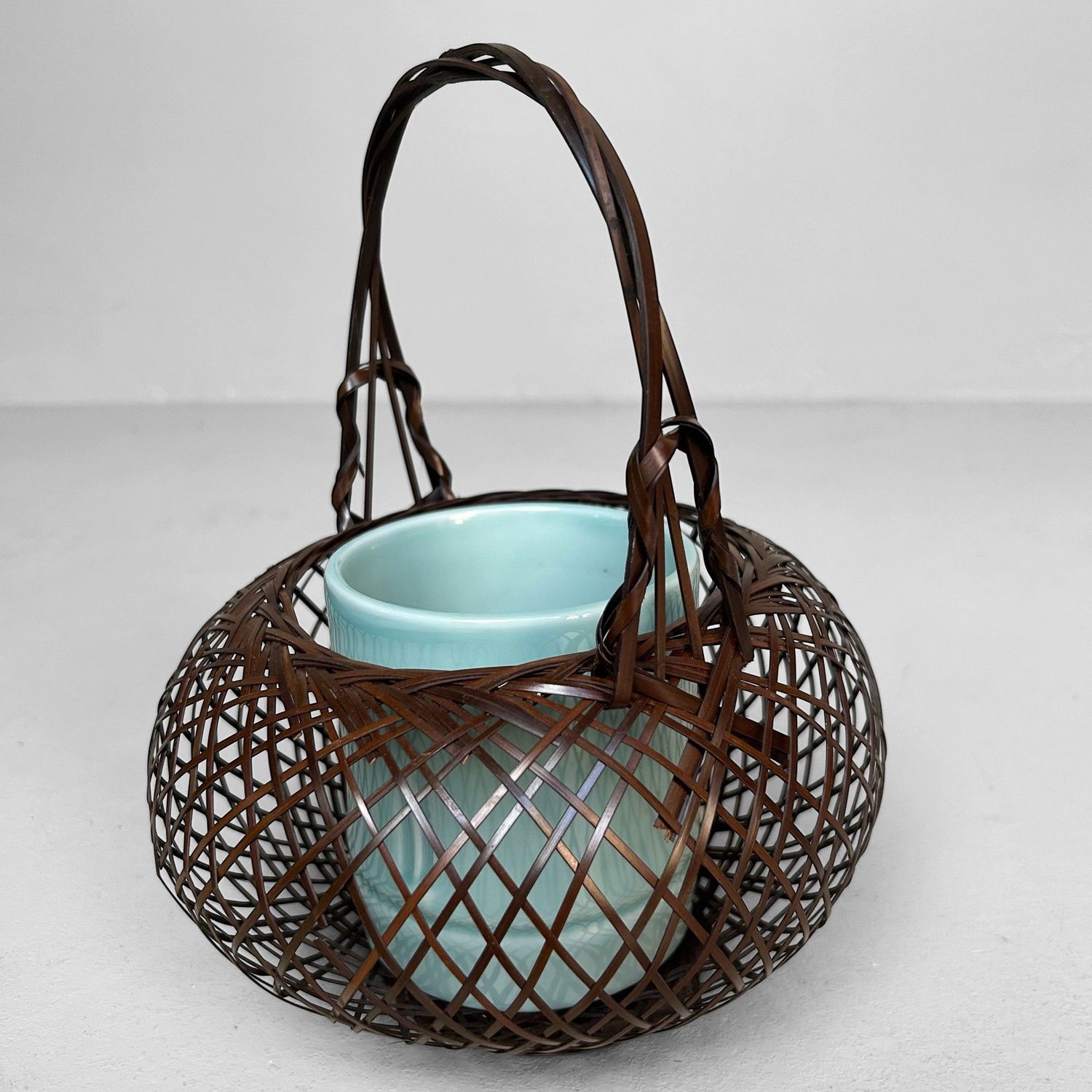 Vintage Hanakago (花籠) , Bamboe Ikebana Mand, jaren '60. Vintage Hanakago (花籠) , Bamboe Ikebana Mand, jaren '60.