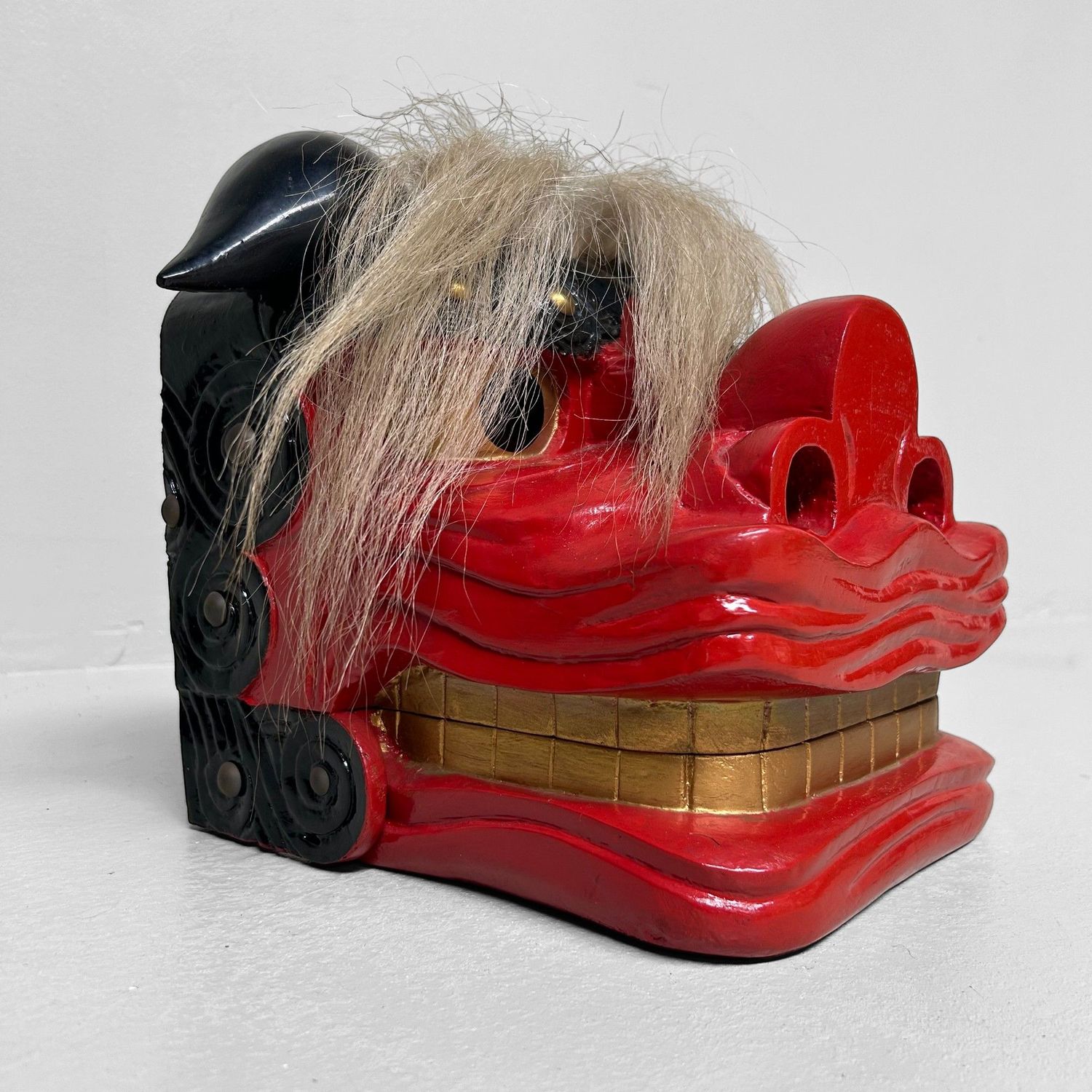 Traditioneel Shishi Leeuwenmasker – Gelakt Houtsnijwerk, jaren 50-60.