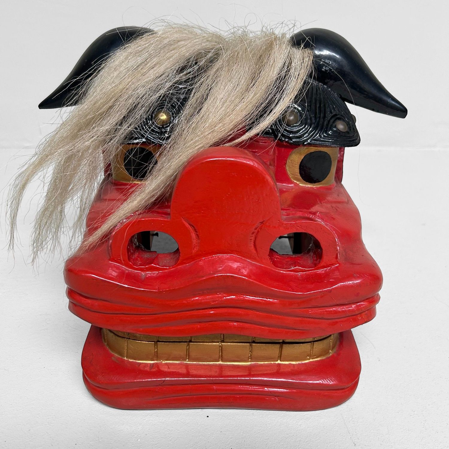 Traditioneel Shishi Leeuwenmasker – Gelakt Houtsnijwerk, jaren 50-60.