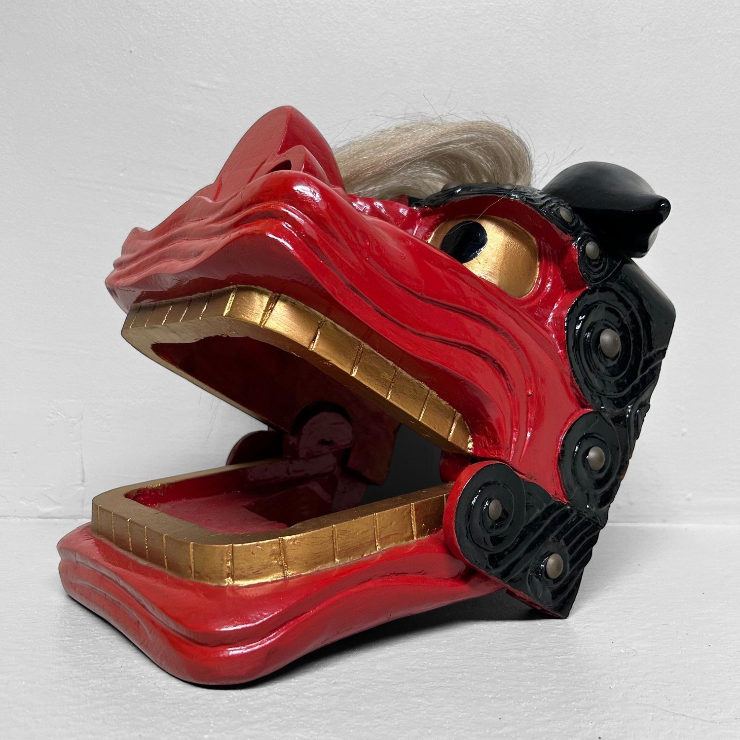 Traditioneel Shishi Leeuwenmasker – Gelakt Houtsnijwerk, jaren 50-60.