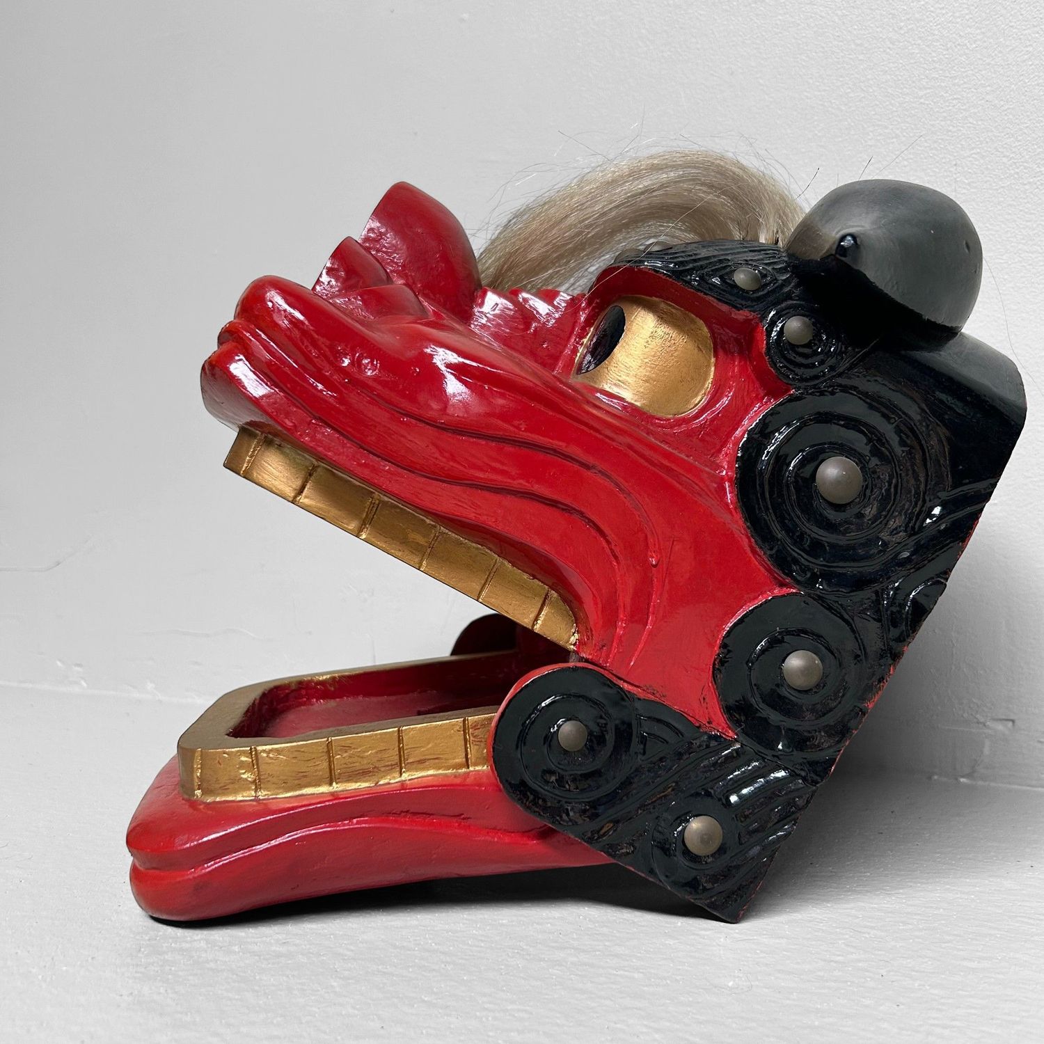 Traditioneel Shishi Leeuwenmasker – Gelakt Houtsnijwerk, jaren 50-60.