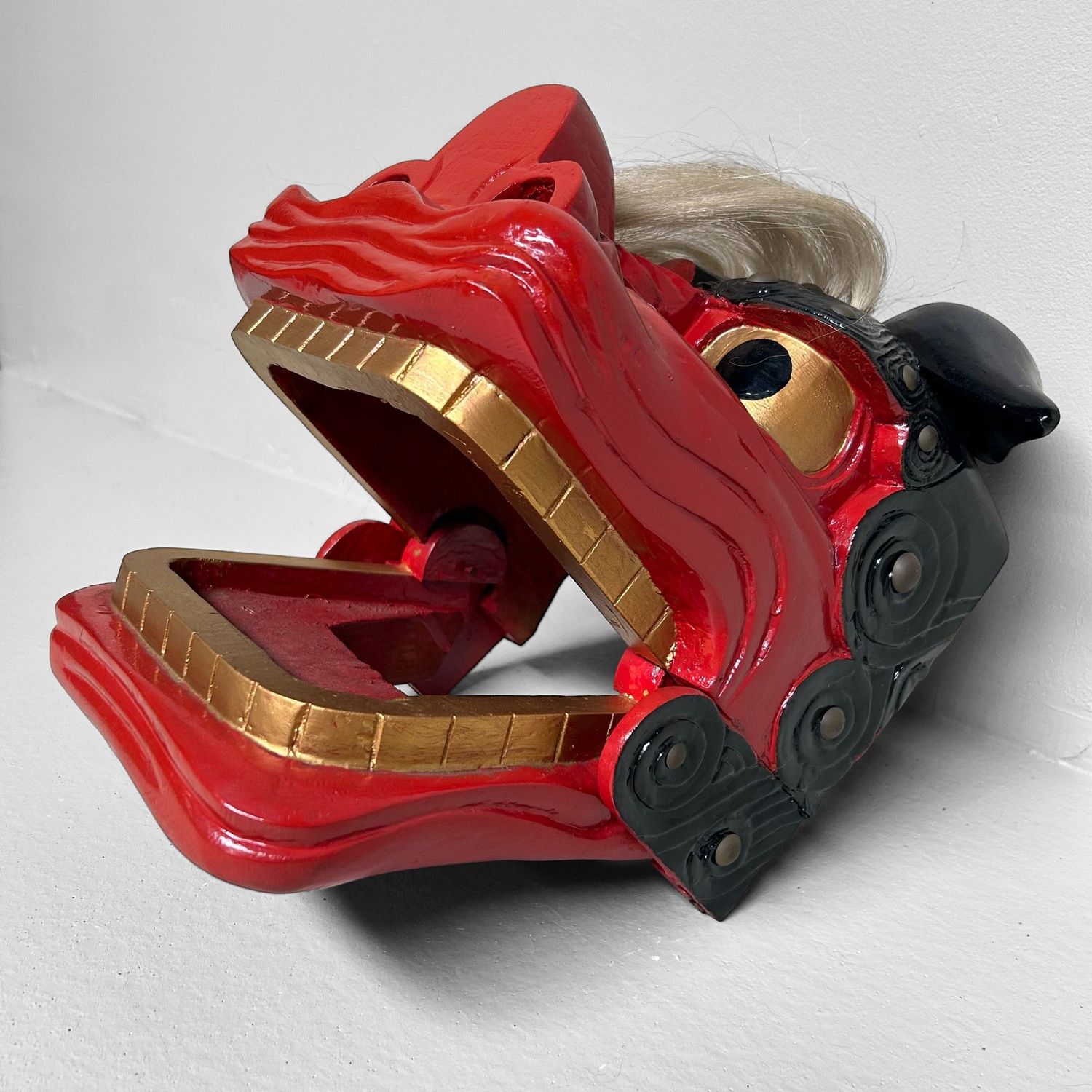 Traditioneel Shishi Leeuwenmasker – Gelakt Houtsnijwerk, jaren 50-60.