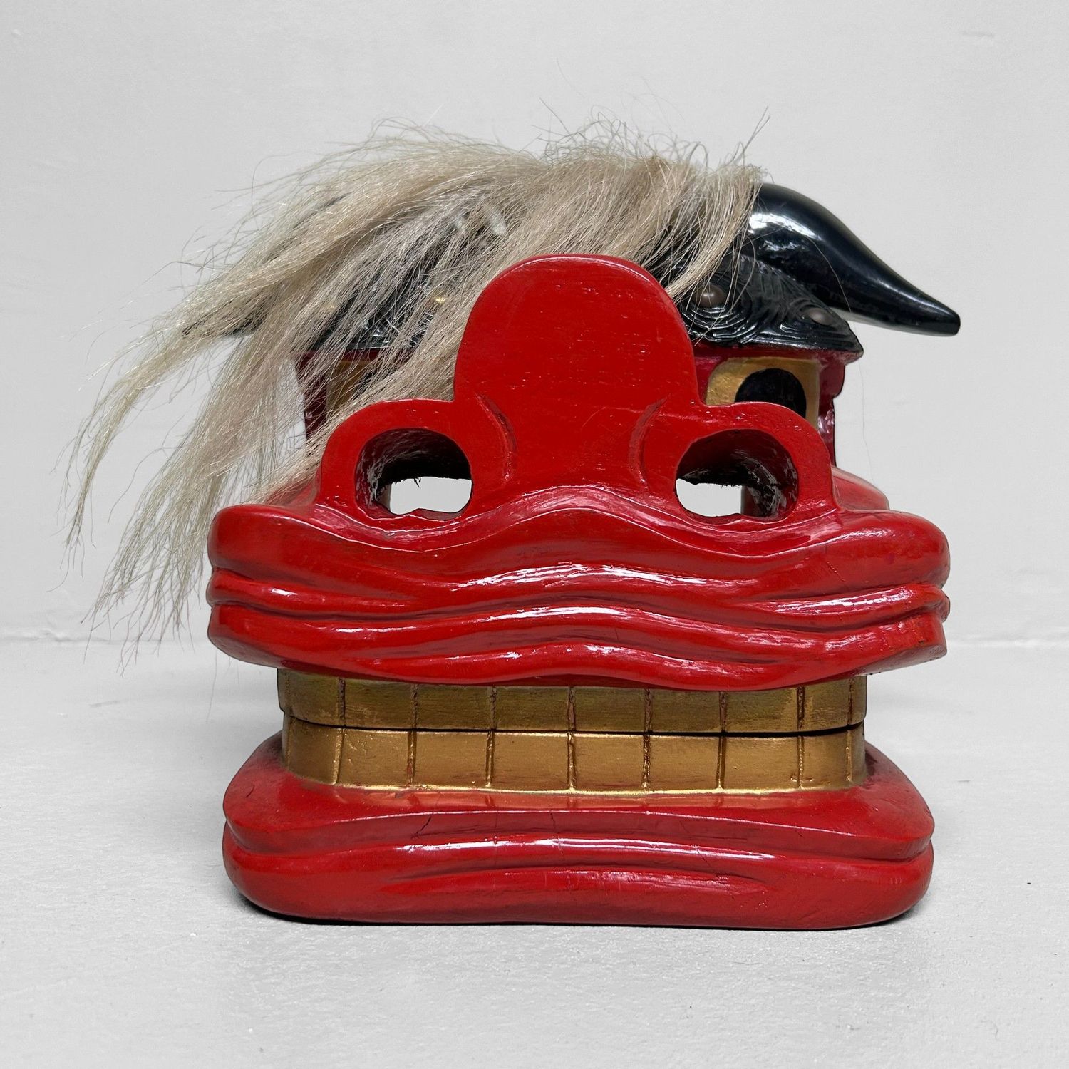 Traditioneel Shishi Leeuwenmasker – Gelakt Houtsnijwerk, jaren 50-60.