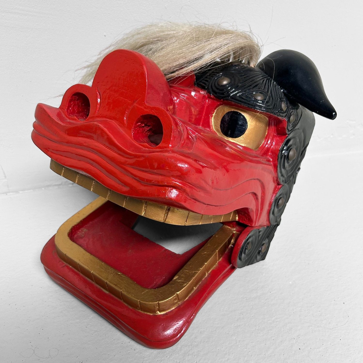 Traditioneel Shishi Leeuwenmasker – Gelakt Houtsnijwerk, jaren 50-60.