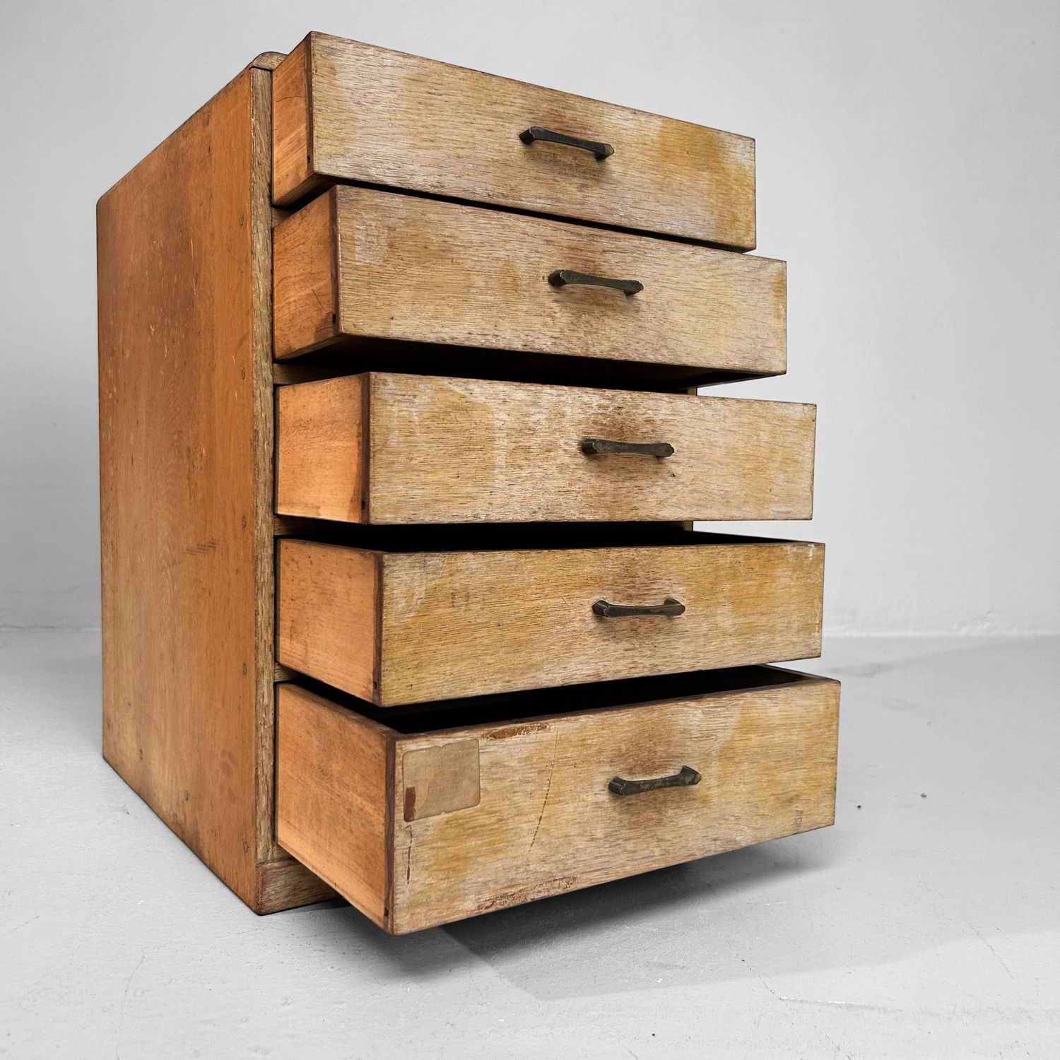 Vintage 1930s Japanese Cabinet – Aitoku Tansu-ten, Tokyo.