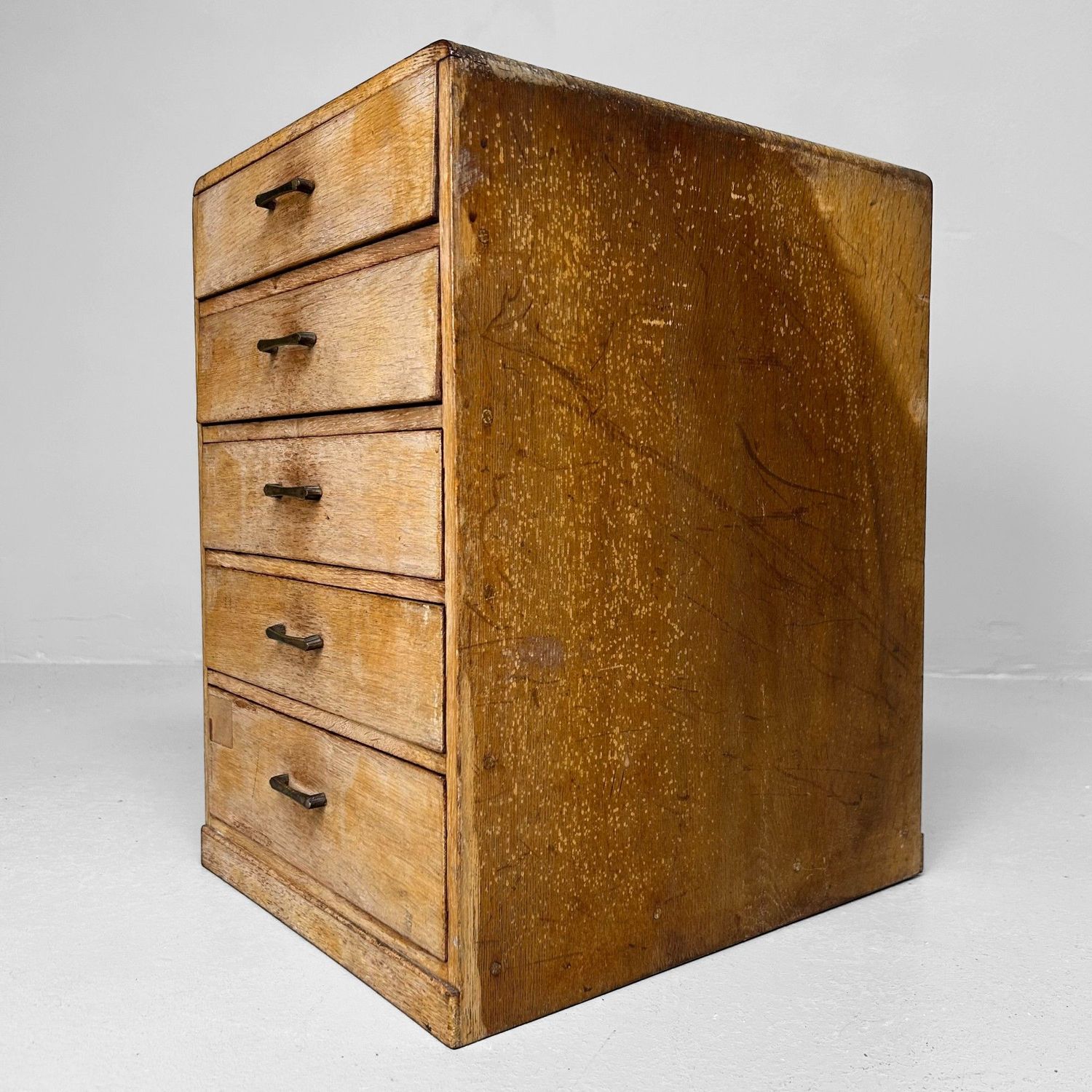 Vintage 1930s Japanese Cabinet – Aitoku Tansu-ten, Tokyo.