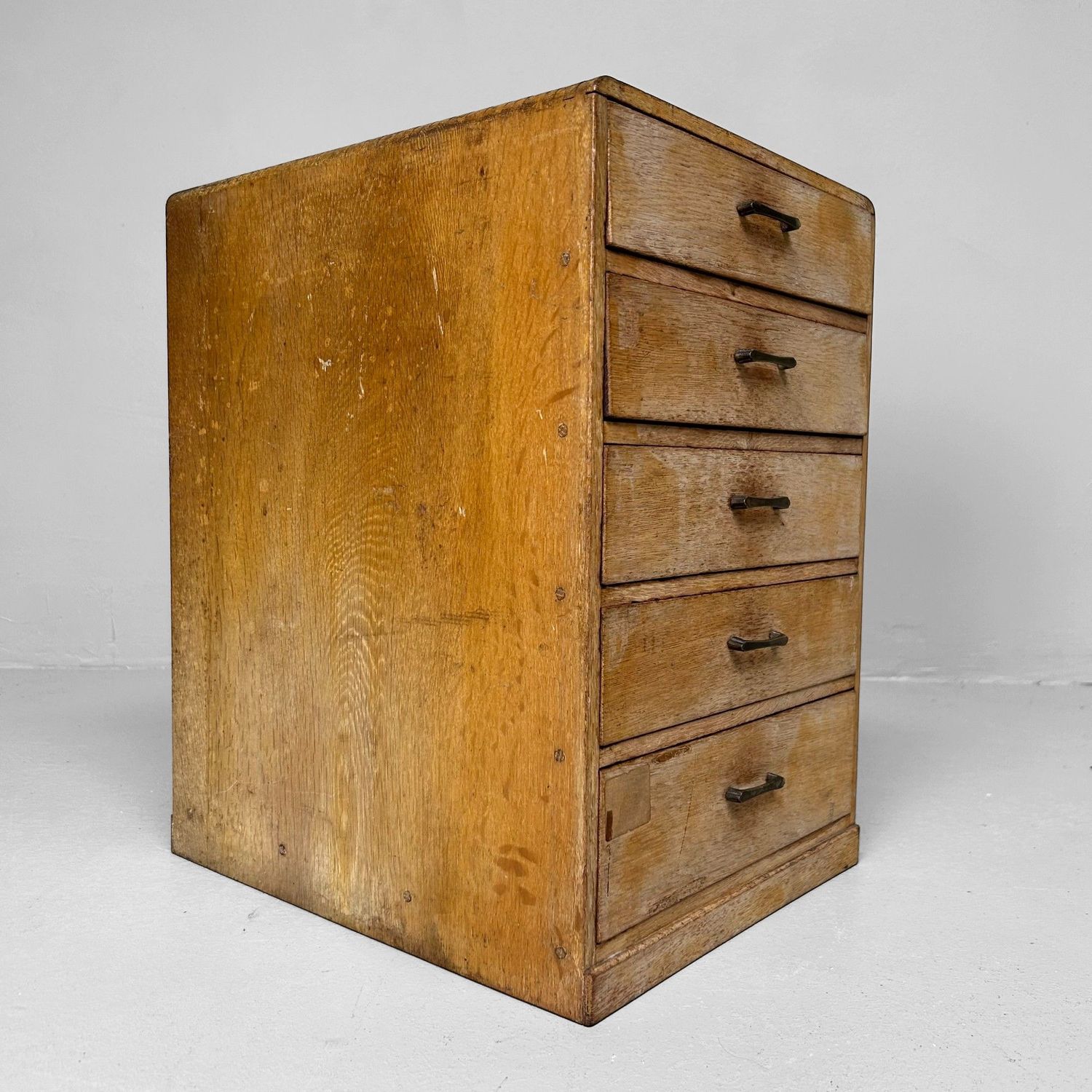 Vintage 1930s Japanese Cabinet – Aitoku Tansu-ten, Tokyo.