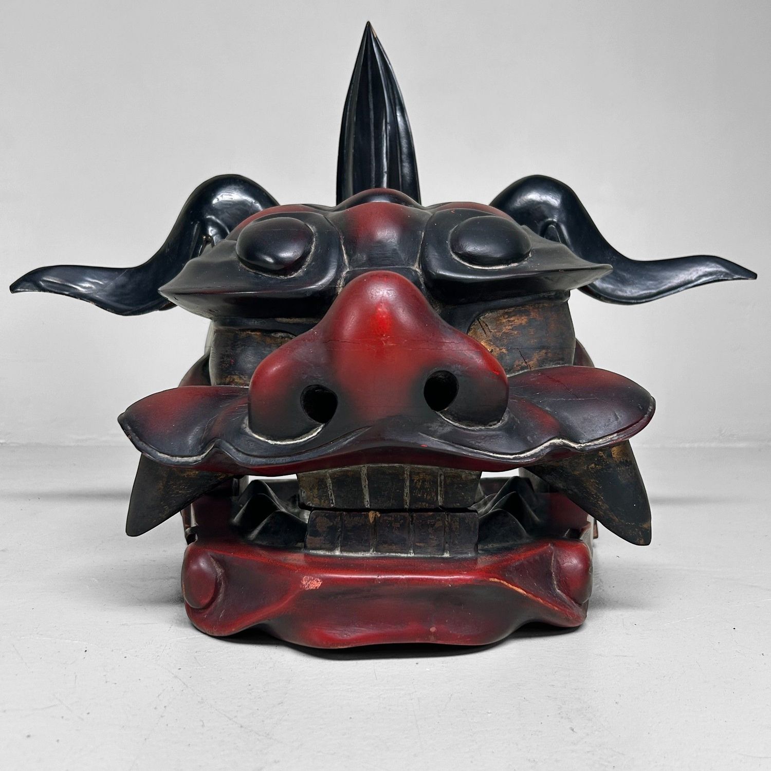Antiek Houten Japans Shishi-masker, Meiji-periode, ca. 1890.