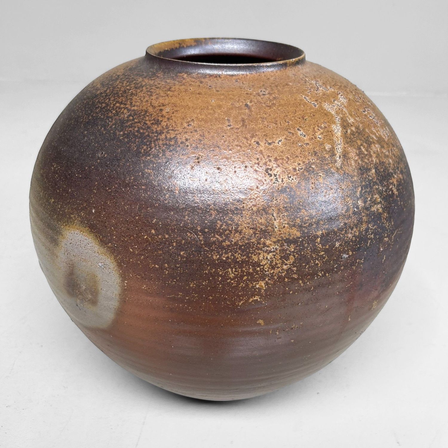 Bizen Ikebana Vaas door Izumi Motoyama, jaren '70. Bizen Ikebana Vaas door Izumi Motoyama, jaren '70.