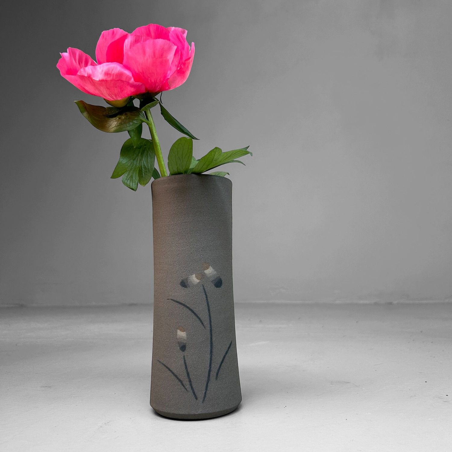 Elegant Handcrafted Flower Vase – Traditional Hasami Yaki Pottery, Japan. Elegant Handcrafted Flower Vase – Traditional Hasami Yaki Pottery, Japan.