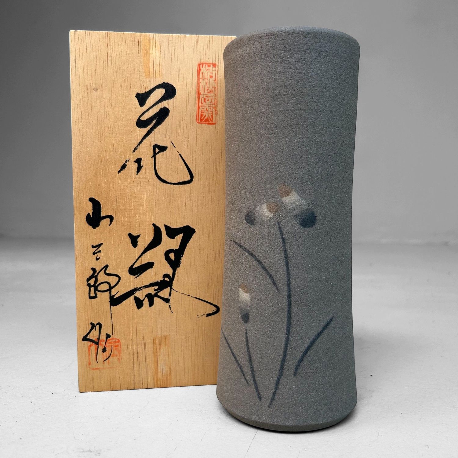 Elegant Handcrafted Flower Vase – Traditional Hasami Yaki Pottery, Japan.