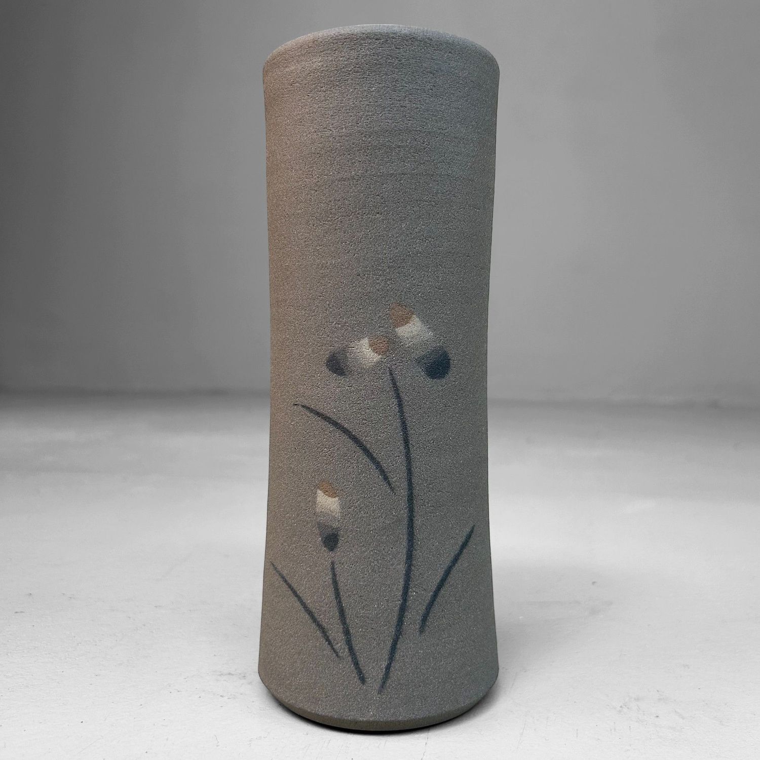 Elegant Handcrafted Flower Vase – Traditional Hasami Yaki Pottery, Japan. Elegant Handcrafted Flower Vase – Traditional Hasami Yaki Pottery, Japan.