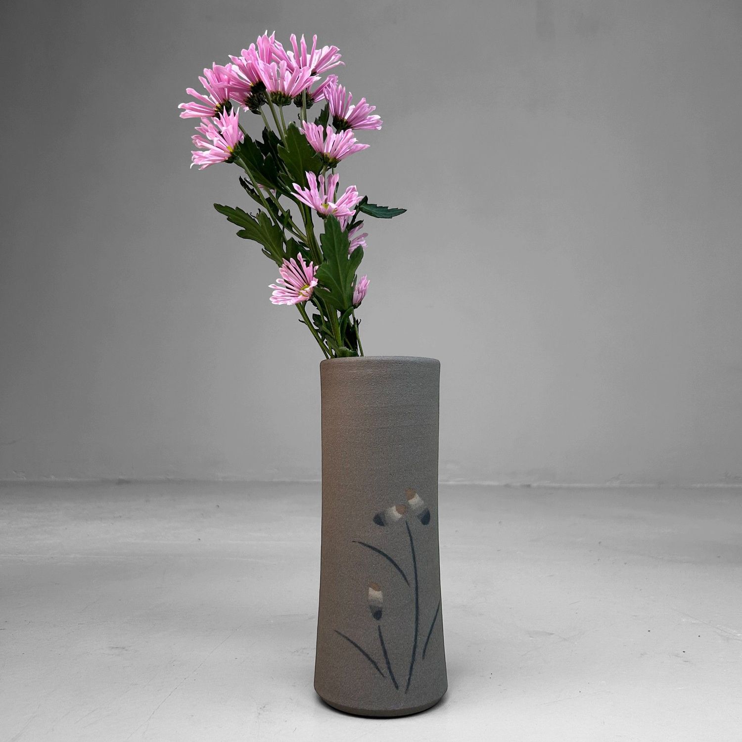 Elegant Handcrafted Flower Vase – Traditional Hasami Yaki Pottery, Japan. Elegant Handcrafted Flower Vase – Traditional Hasami Yaki Pottery, Japan.