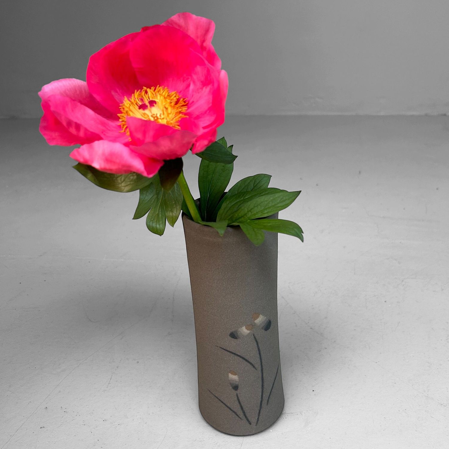 Elegant Handcrafted Flower Vase – Traditional Hasami Yaki Pottery, Japan. Elegant Handcrafted Flower Vase – Traditional Hasami Yaki Pottery, Japan.