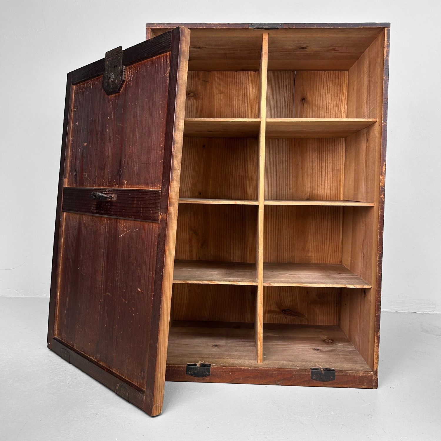Vintage Japanese Display Cabinet - ca 1900s / Meiji Period.