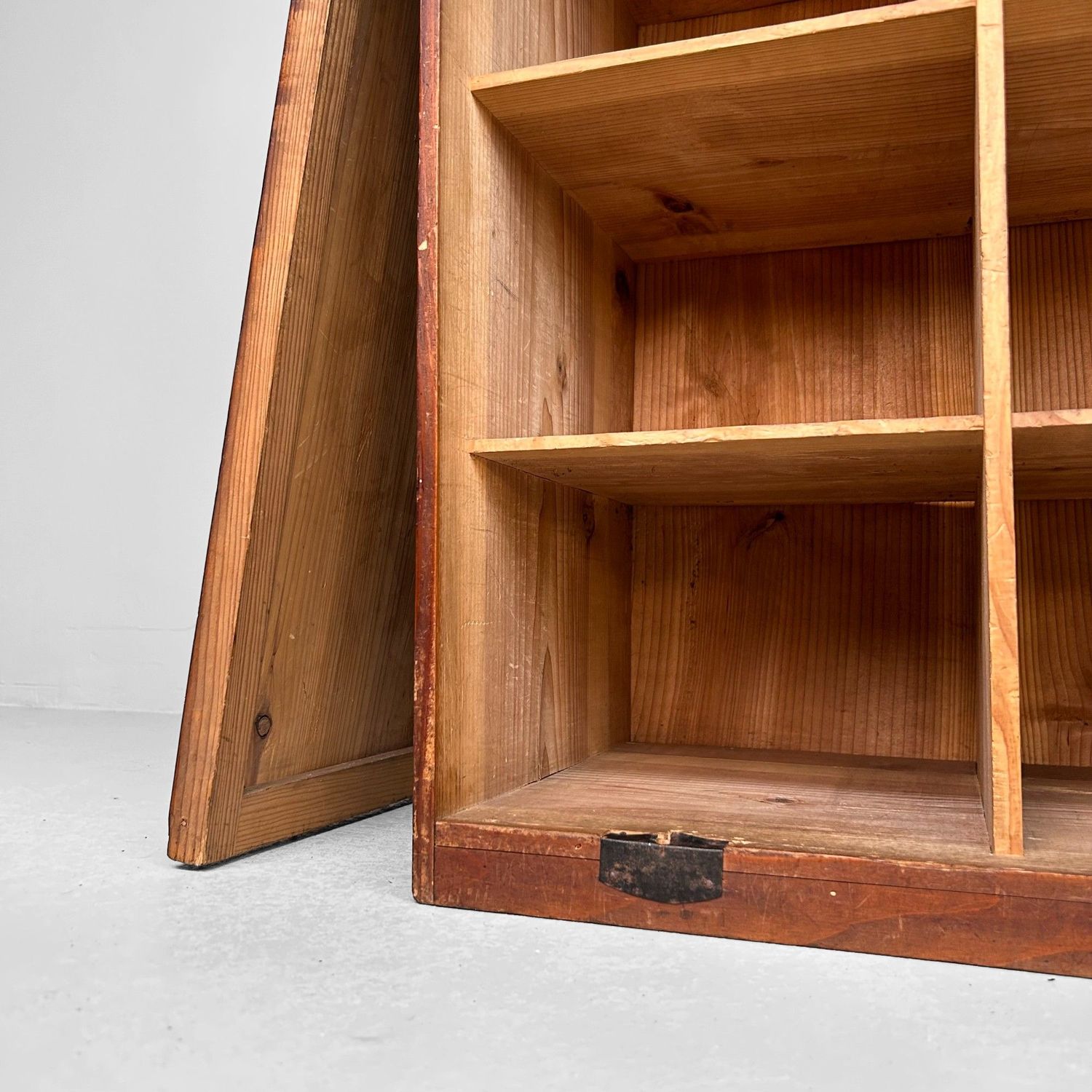 Vintage Japanese Display Cabinet - ca 1900s / Meiji Period.