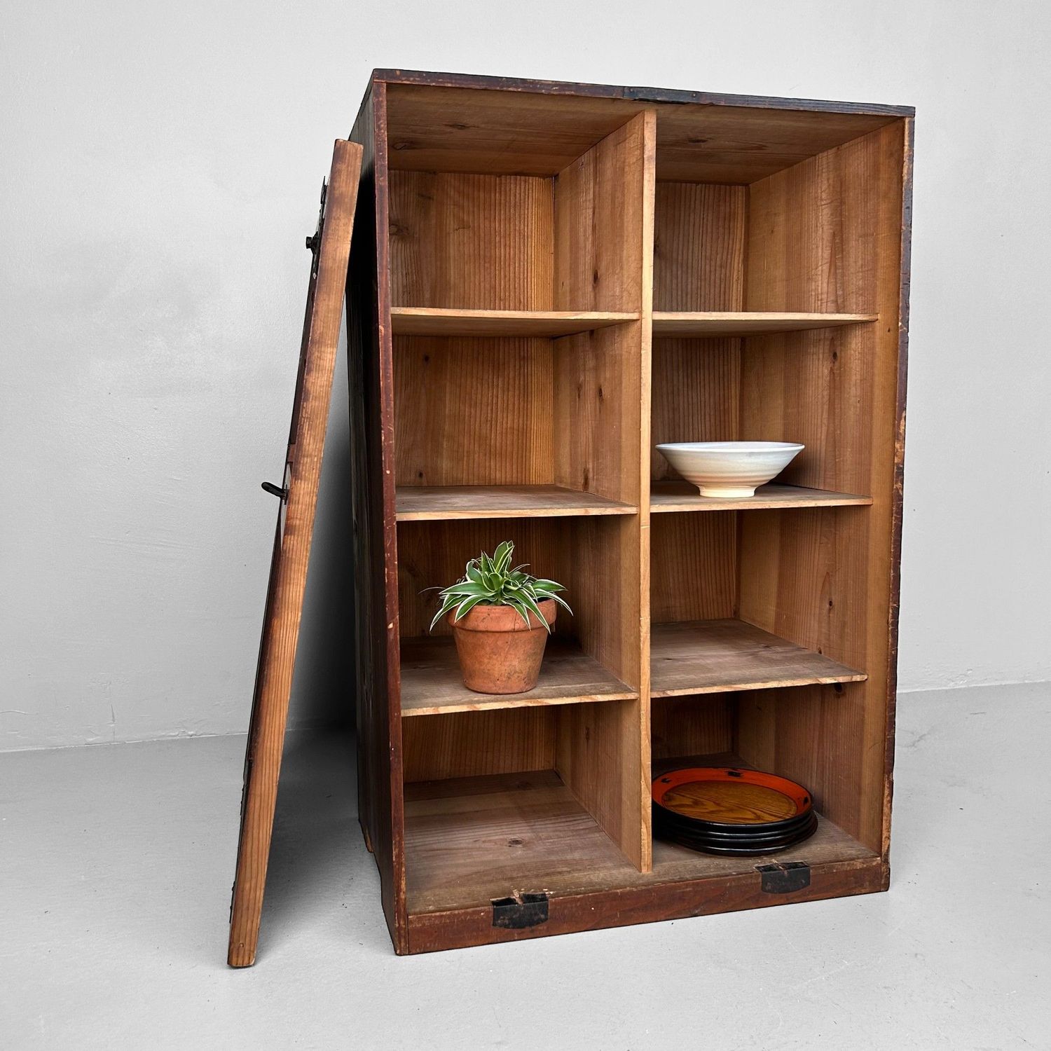 Vintage Japanese Display Cabinet - ca 1900s / Meiji Period.