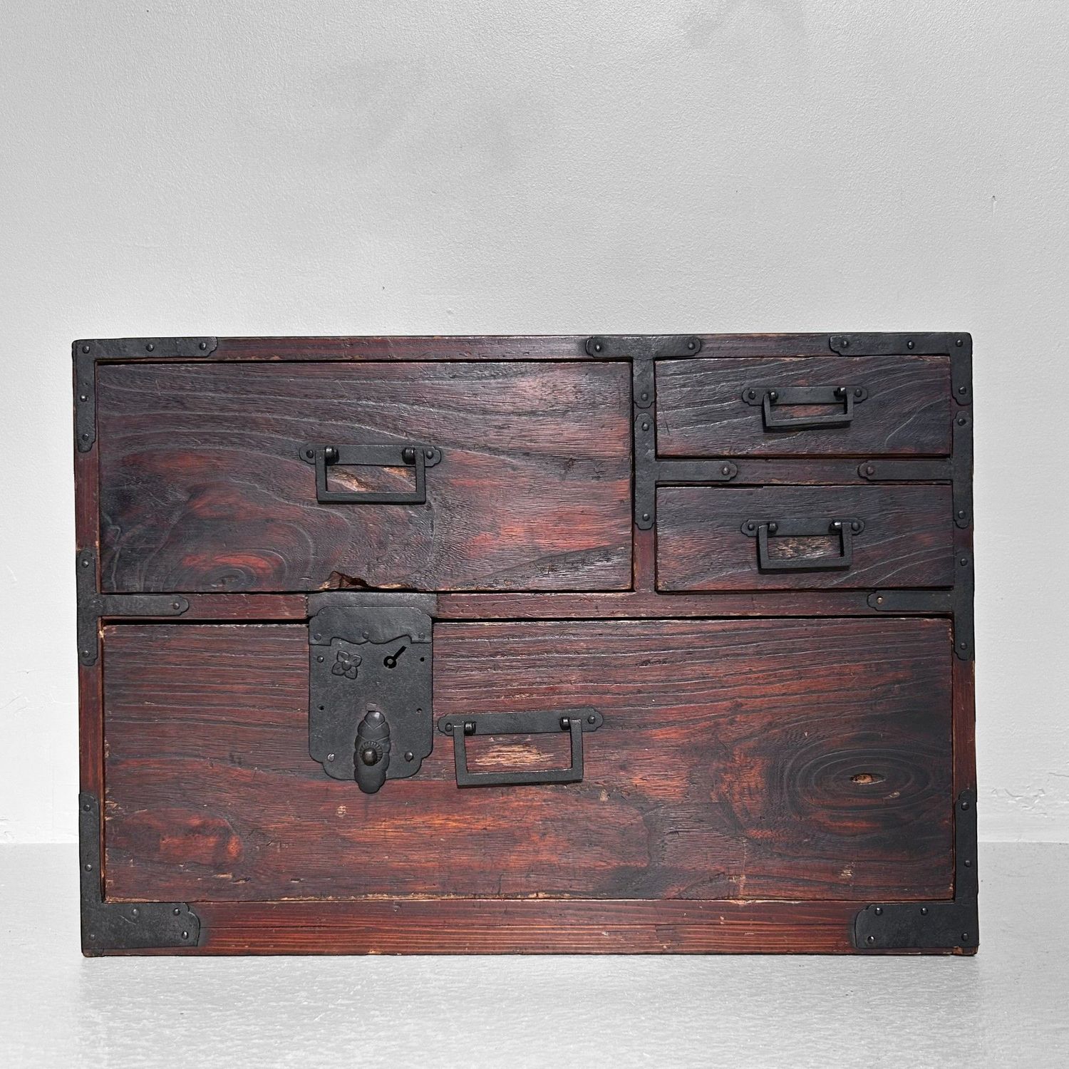 Minimalistisch Opbergmeubel met Lades, Meiji-periode, Japan