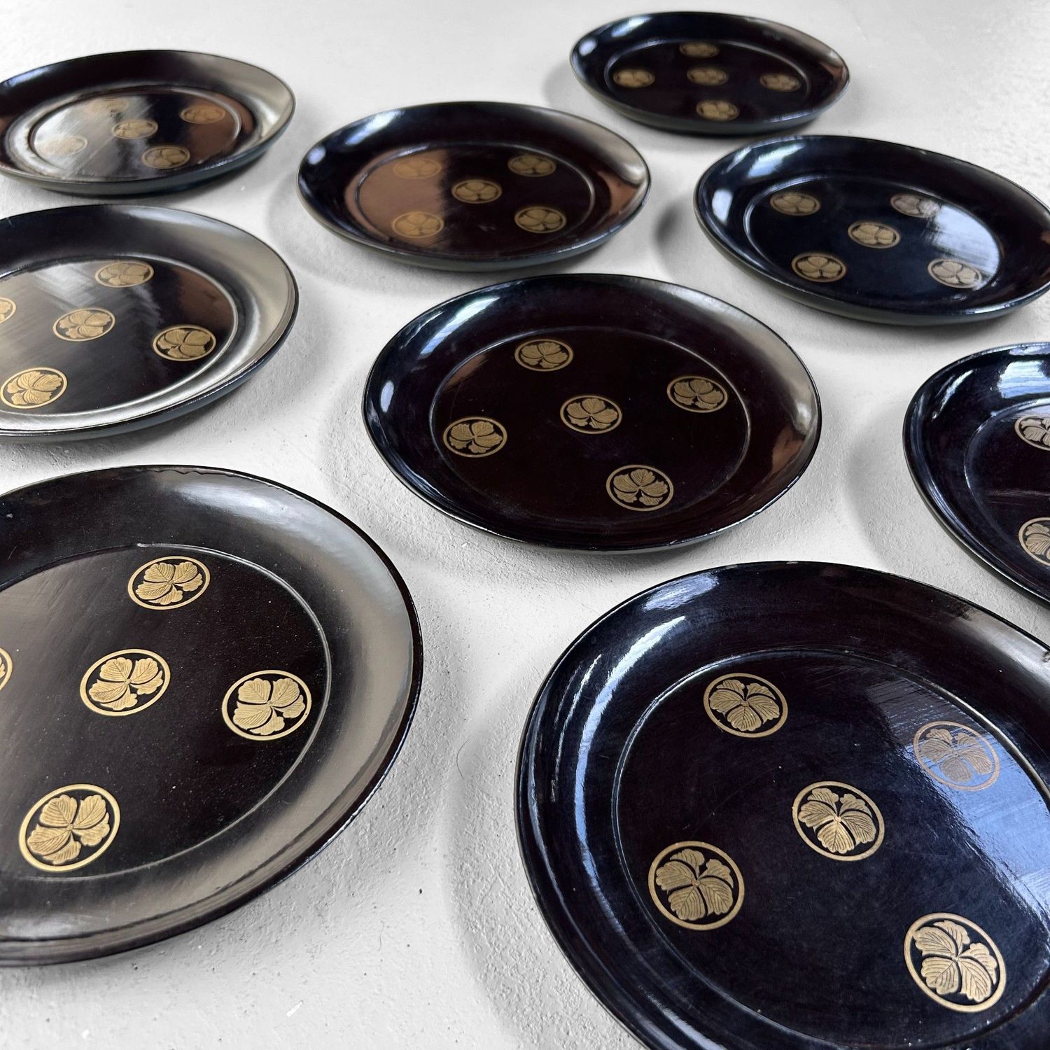 Set van 9 Lakborden uit de Meiji-periode met Gouden Bloemen Kamon