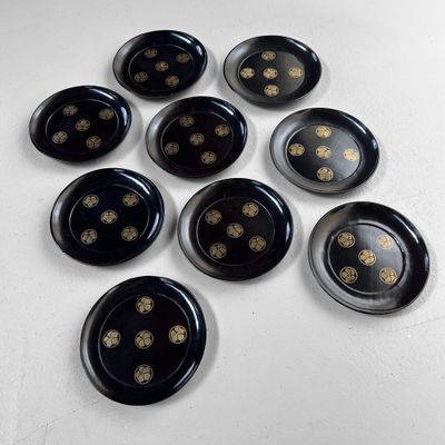 Set van 9 Lakborden uit de Meiji-periode met Gouden Bloemen Kamon