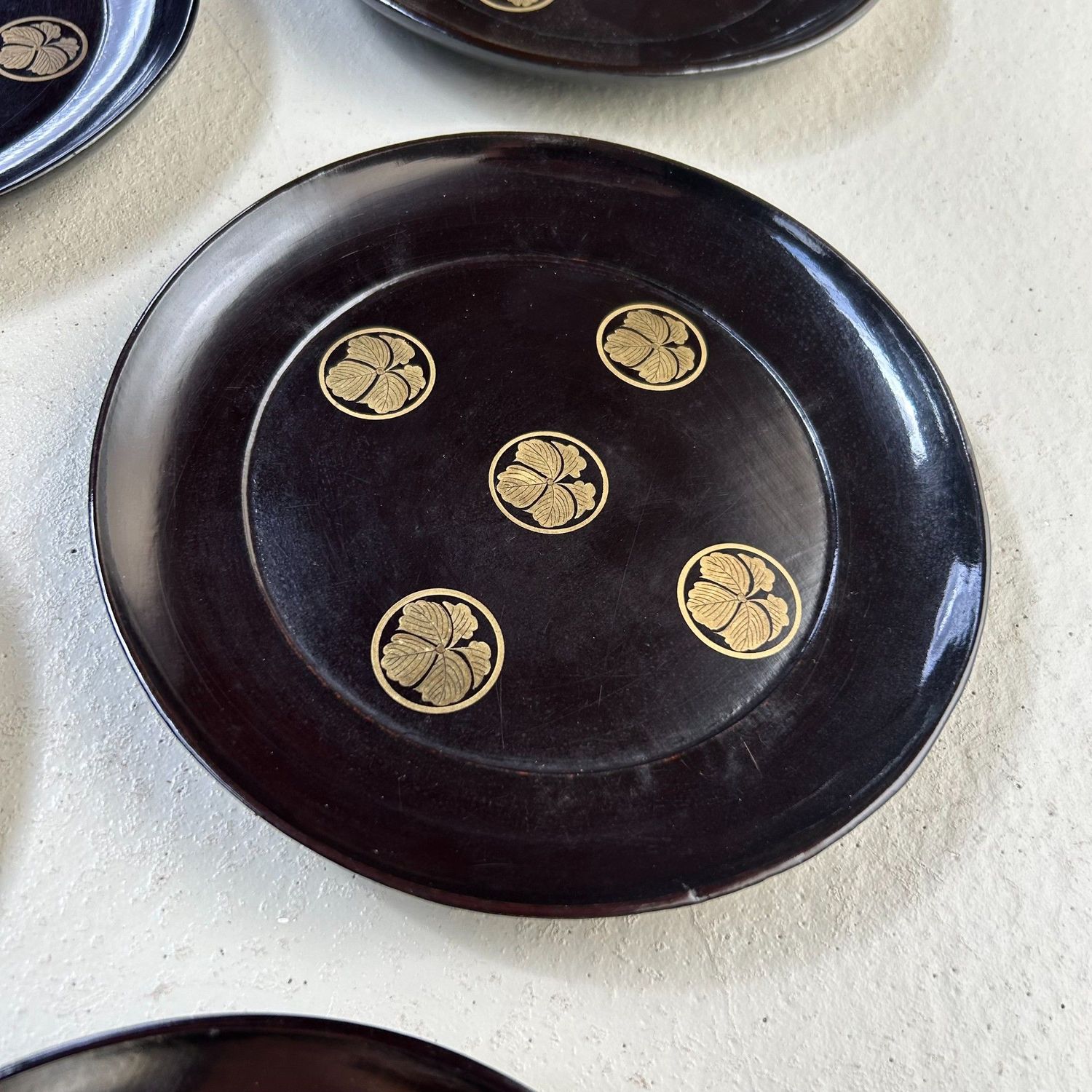 Set van 9 Lakborden uit de Meiji-periode met Gouden Bloemen Kamon