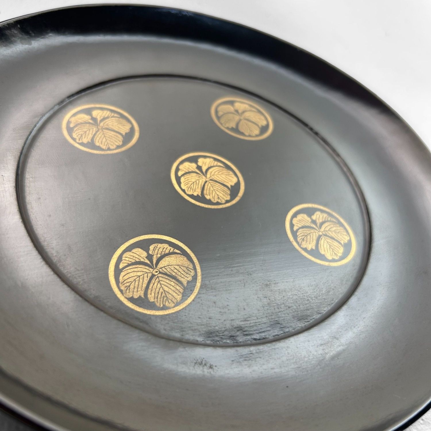 Set van 9 Lakborden uit de Meiji-periode met Gouden Bloemen Kamon