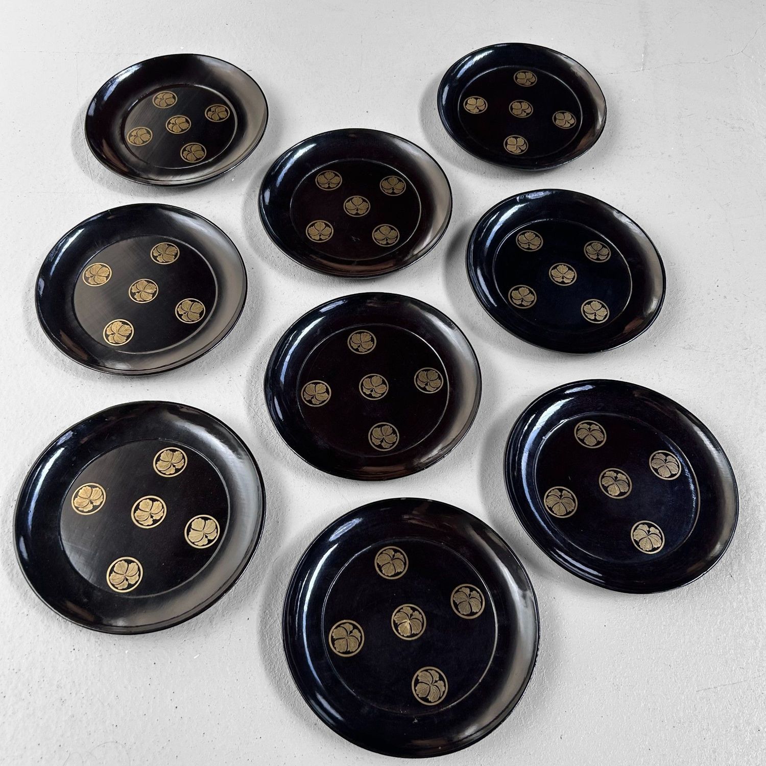 Set van 9 Lakborden uit de Meiji-periode met Gouden Bloemen Kamon