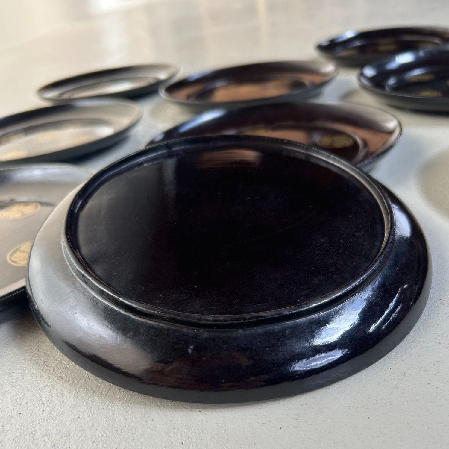 Set van 9 Lakborden uit de Meiji-periode met Gouden Bloemen Kamon