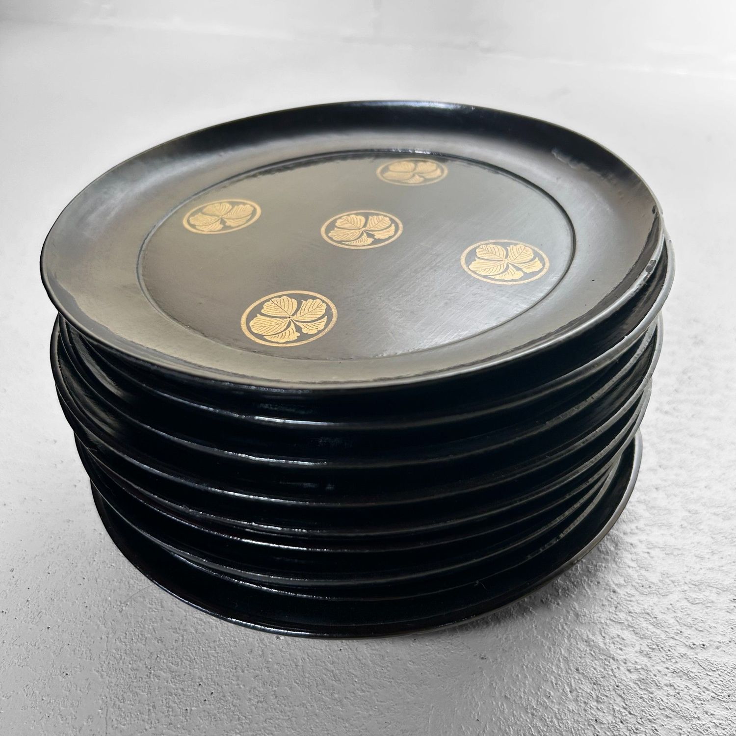 Set van 9 Lakborden uit de Meiji-periode met Gouden Bloemen Kamon