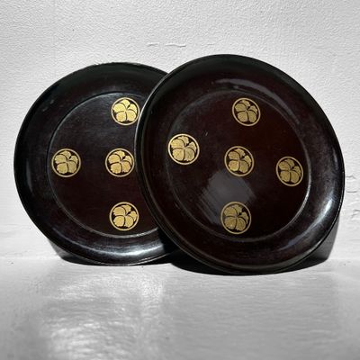 Set van 9 Lakborden uit de Meiji-periode met Gouden Bloemen Kamon