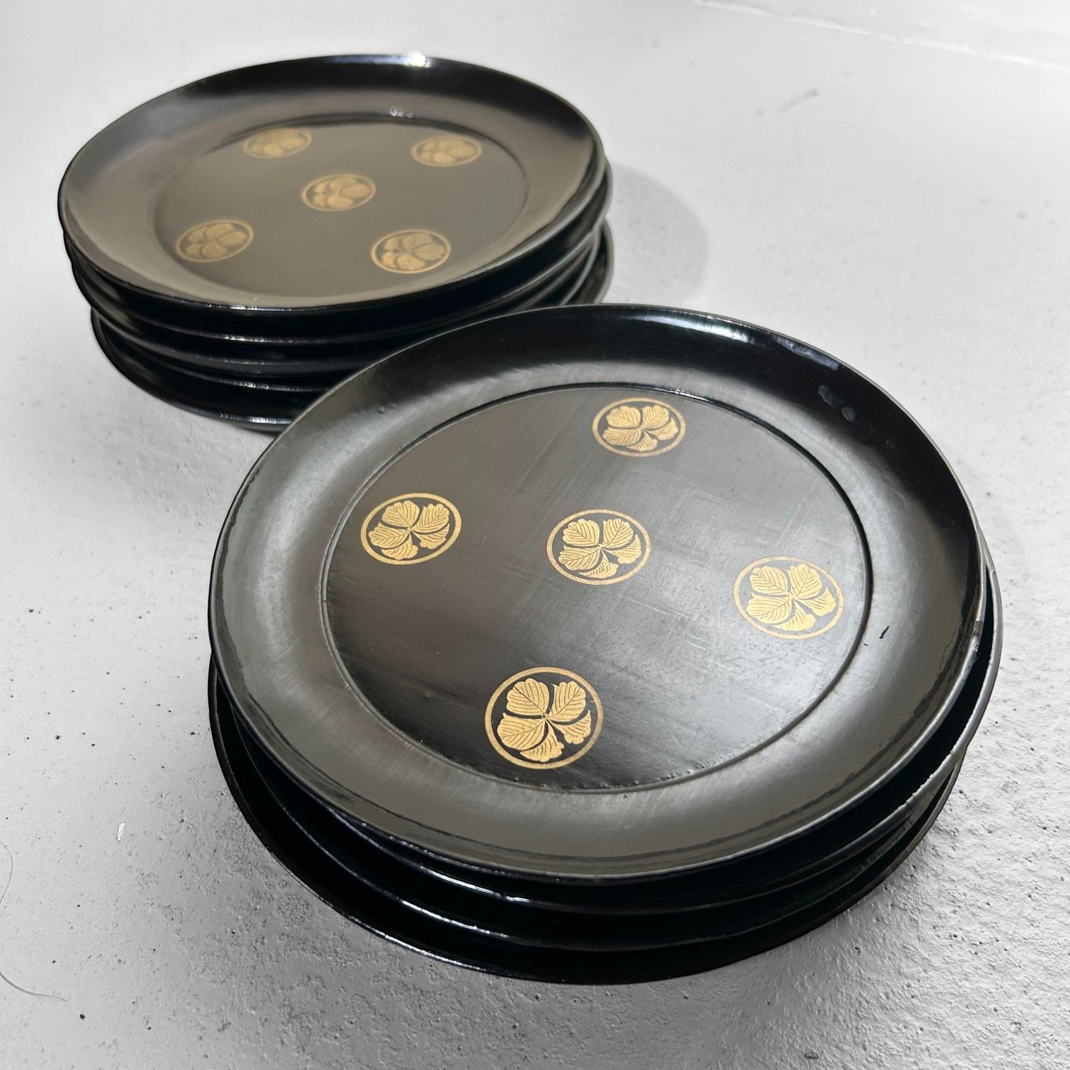 Set van 9 Lakborden uit de Meiji-periode met Gouden Bloemen Kamon