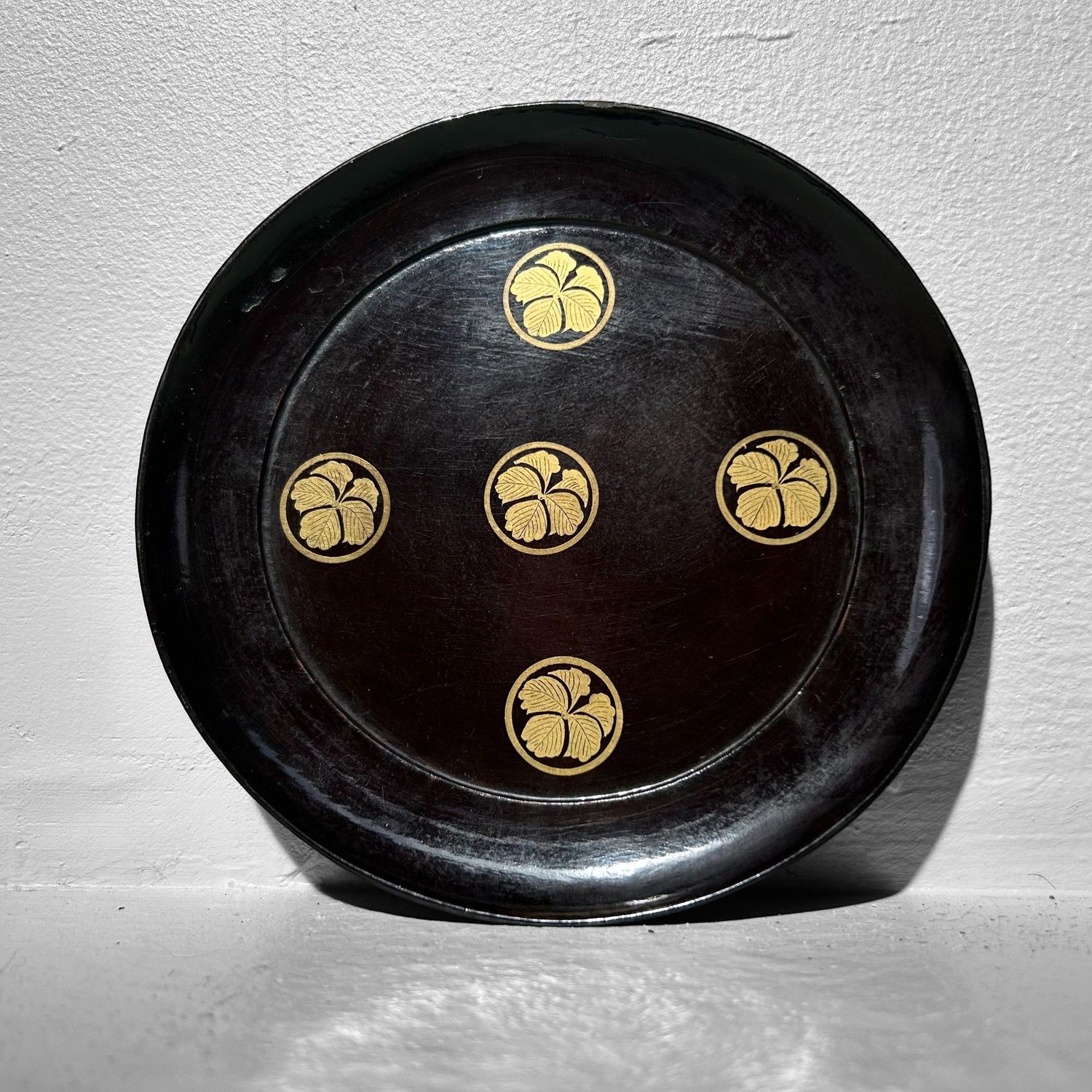 Set van 9 Lakborden uit de Meiji-periode met Gouden Bloemen Kamon