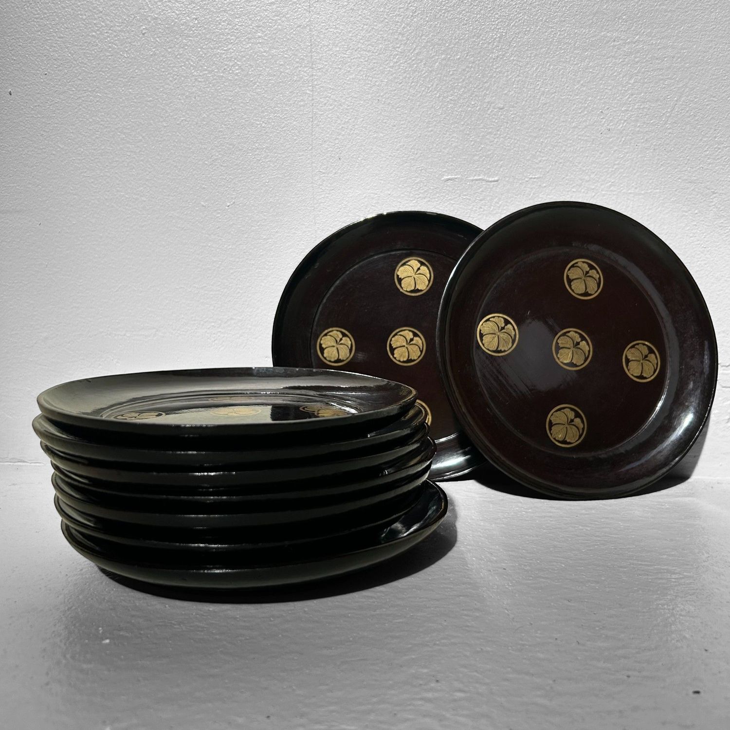 Set van 9 Lakborden uit de Meiji-periode met Gouden Bloemen Kamon