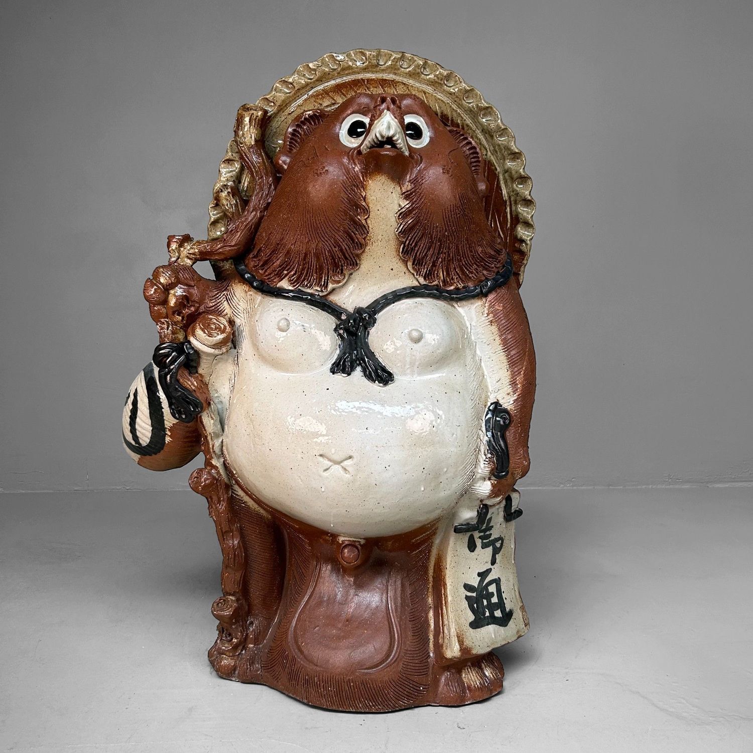 Grote Japanse Tanuki van Shigaraki-keramiek – ca. 1960