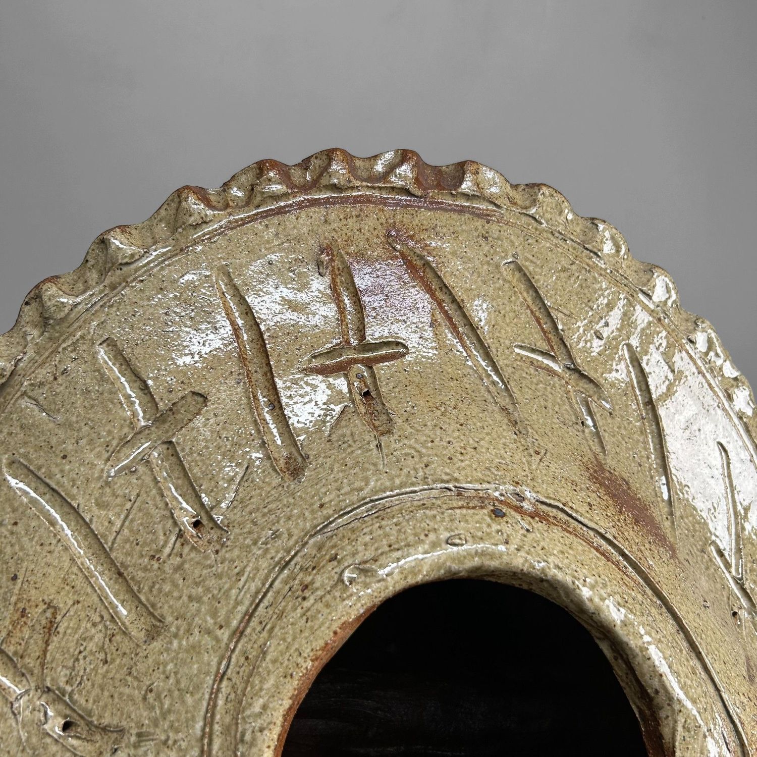 Grote Japanse Tanuki van Shigaraki-keramiek – ca. 1960