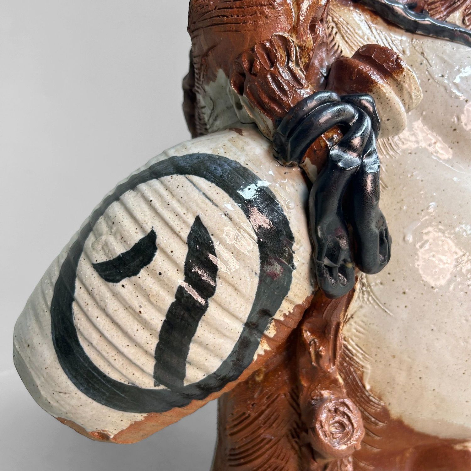 Grote Japanse Tanuki van Shigaraki-keramiek – ca. 1960