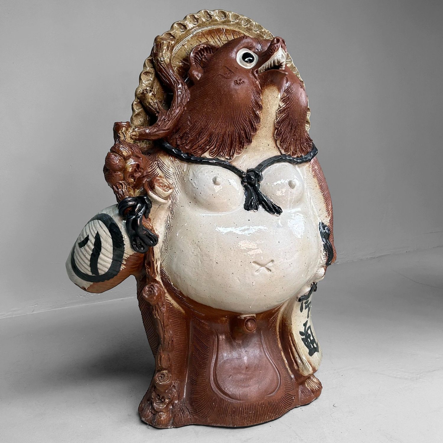 Grote Japanse Tanuki van Shigaraki-keramiek – ca. 1960