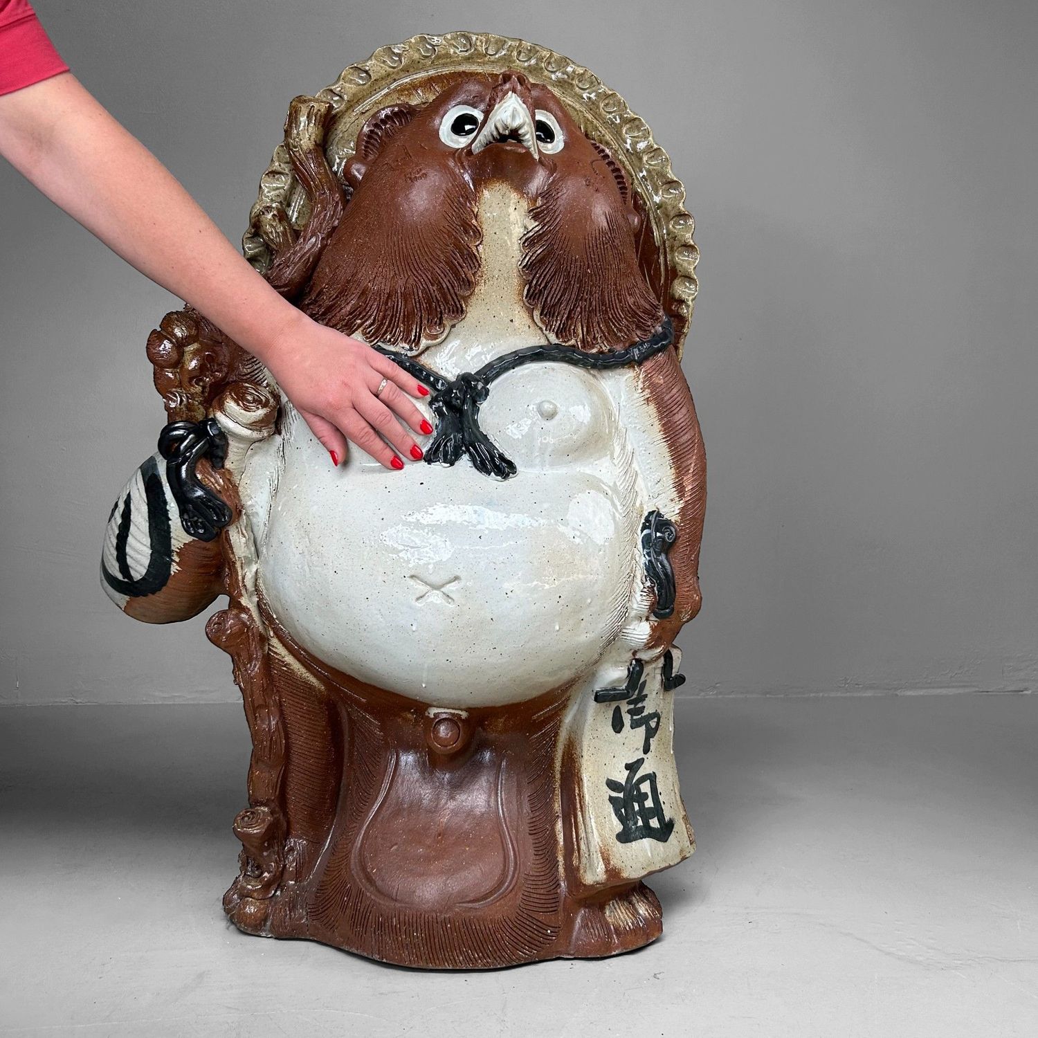 Grote Japanse Tanuki van Shigaraki-keramiek – ca. 1960