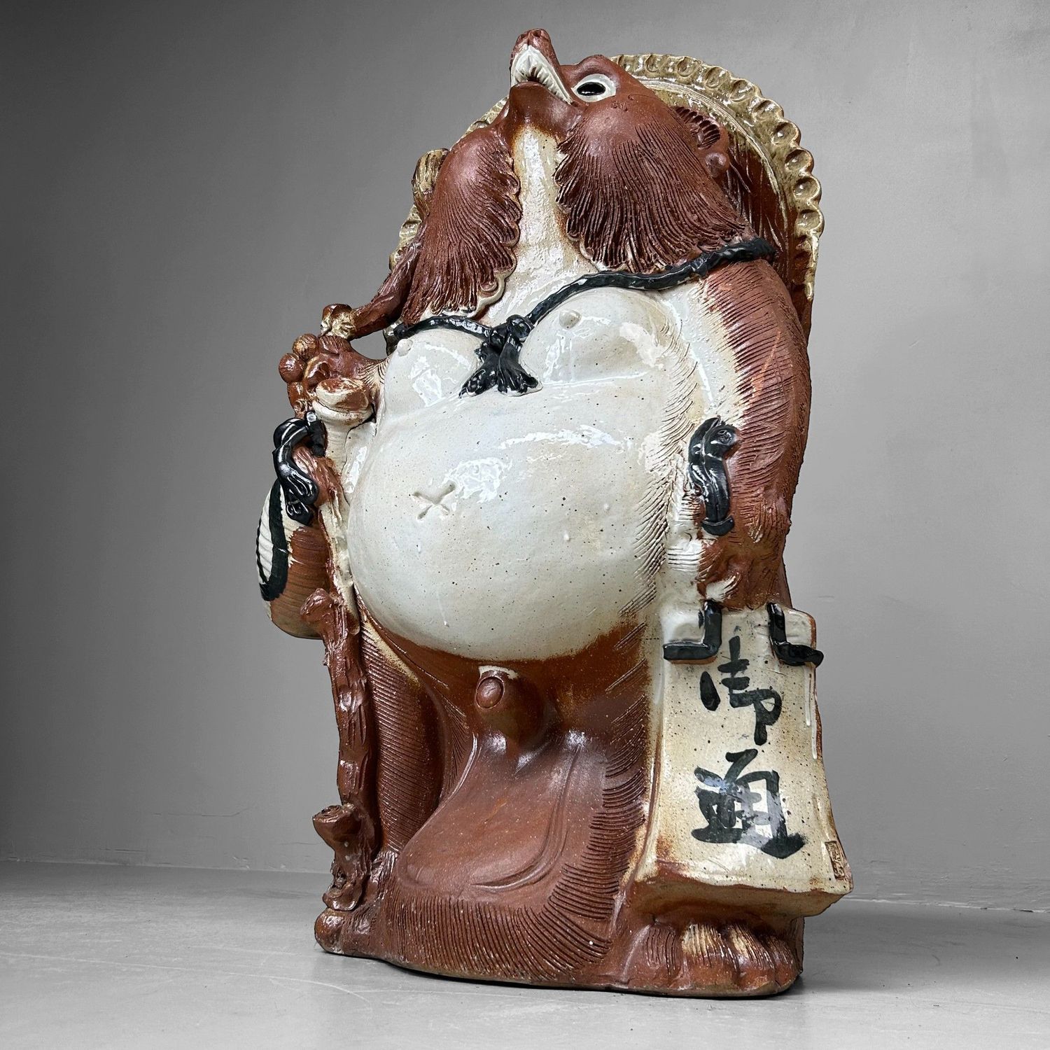 Grote Japanse Tanuki van Shigaraki-keramiek – ca. 1960