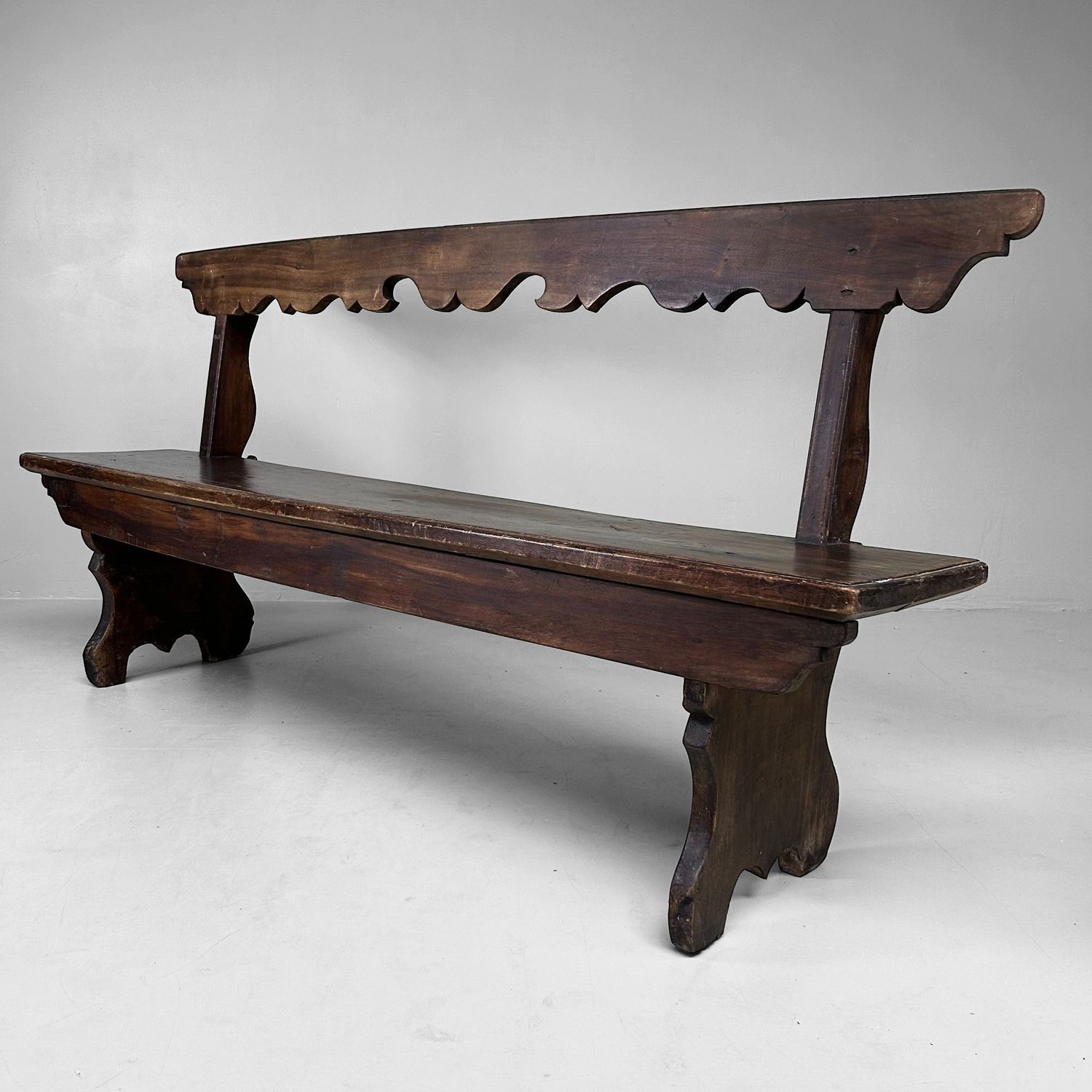 Antieke Zwitserse Kerkbank in Massief Hout – ca. 1900