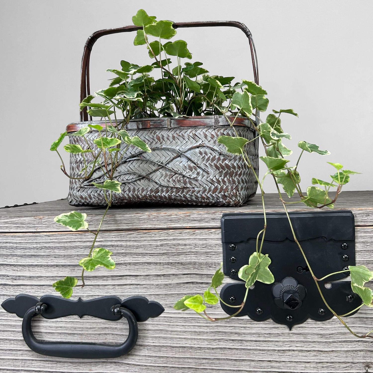 ​Vintage Hanakago, Japanse Ikebana Bamboe Bloemenmand, jaren ’60