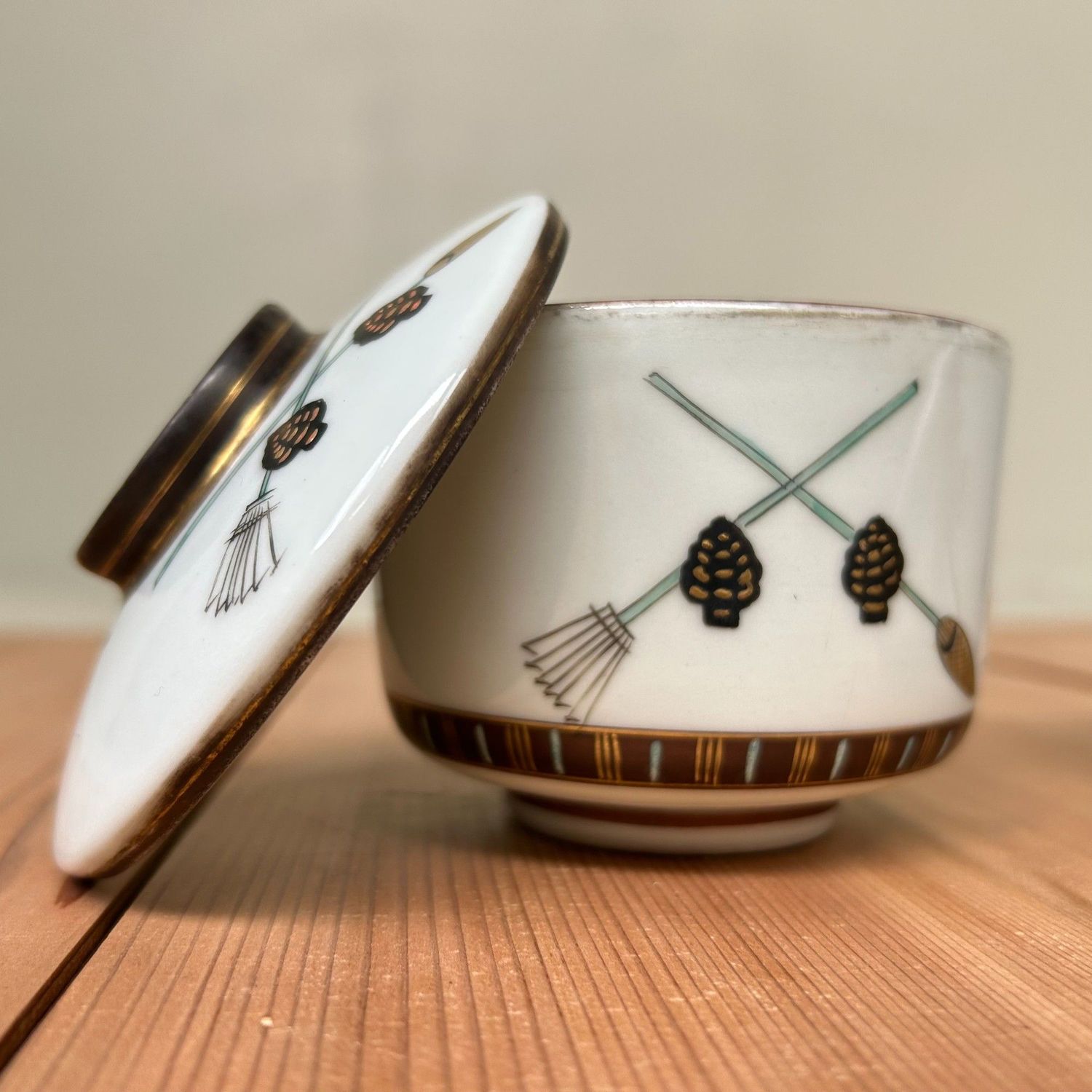 Vintage Kutani Porcelain Bowls with Lids – Hand-Painted, ca. 1930–1950 Vintage Kutani Porcelain Bowls with Lids – Hand-Painted, ca. 1930–1950