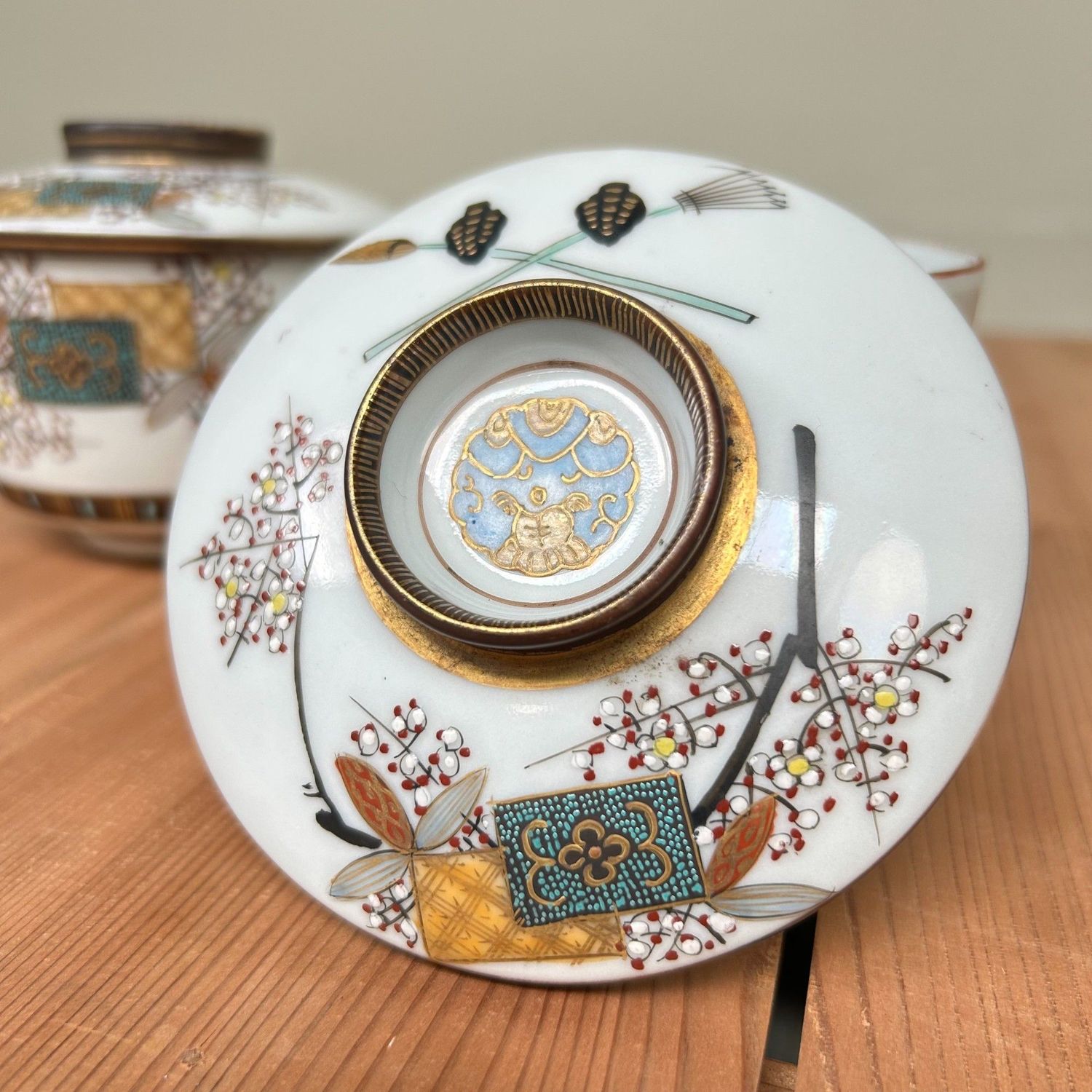 Vintage Kutani Porcelain Bowls with Lids – Hand-Painted, ca. 1930–1950 Vintage Kutani Porcelain Bowls with Lids – Hand-Painted, ca. 1930–1950