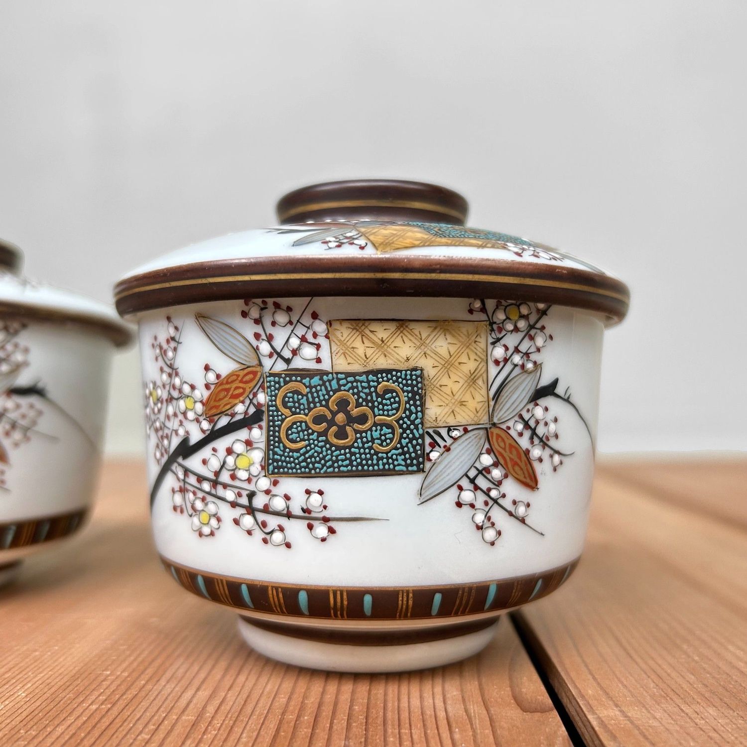 Vintage Kutani Porcelain Bowls with Lids – Hand-Painted, ca. 1930–1950 Vintage Kutani Porcelain Bowls with Lids – Hand-Painted, ca. 1930–1950